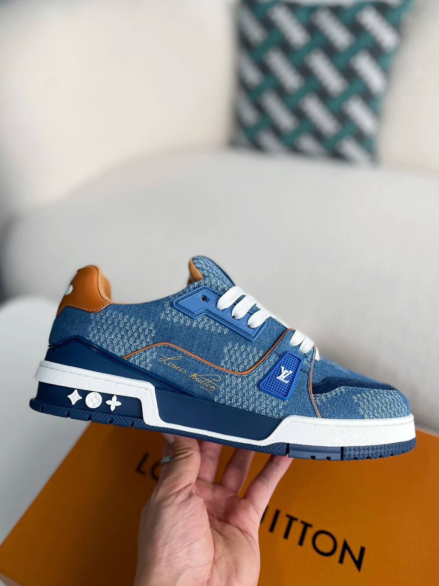 L*V SNEAKERS