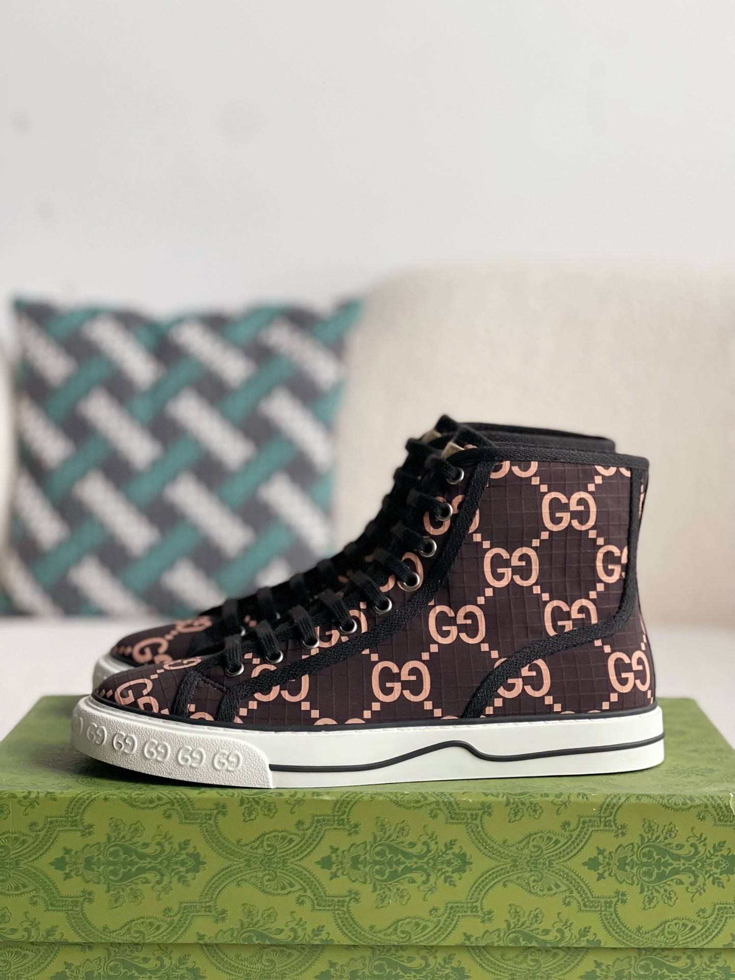 GU*IHigh-top shoes