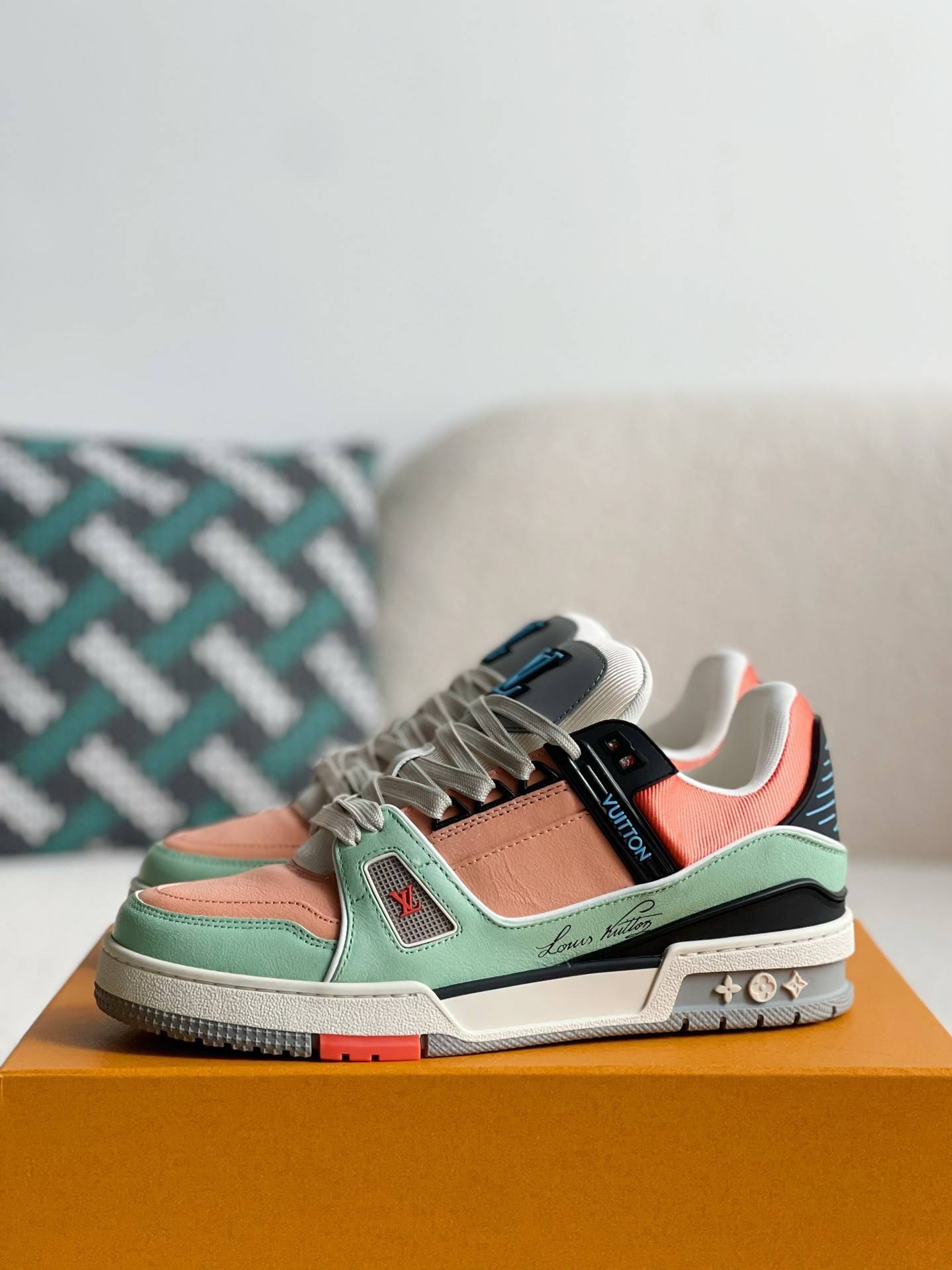 L*V TRAINER Sneakers