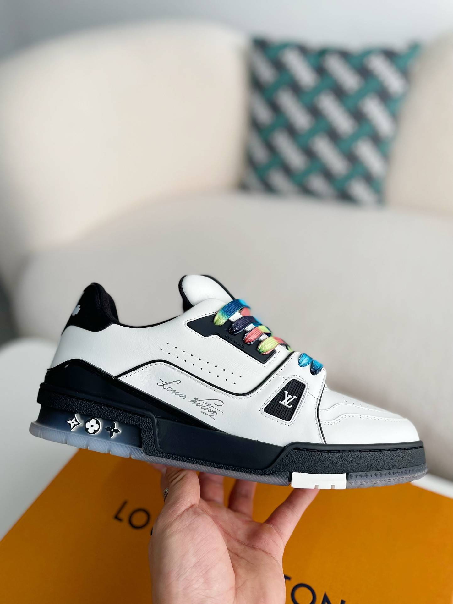 L*V SNEAKERS