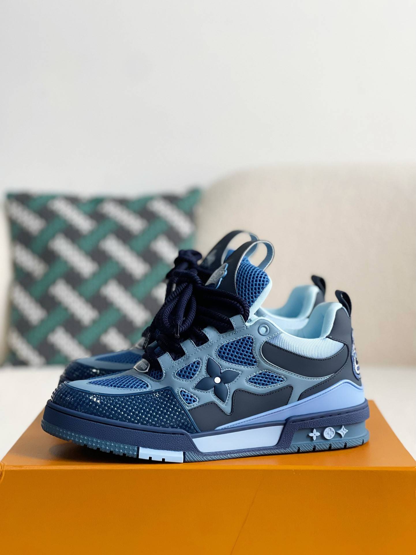 L*V RUNNER TATIC sneakers
