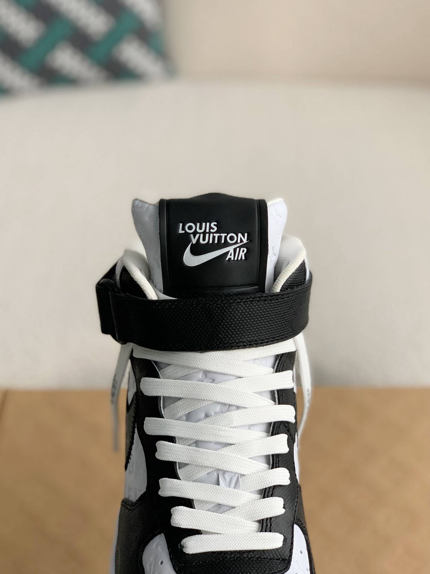 L*V   SNEAKERS