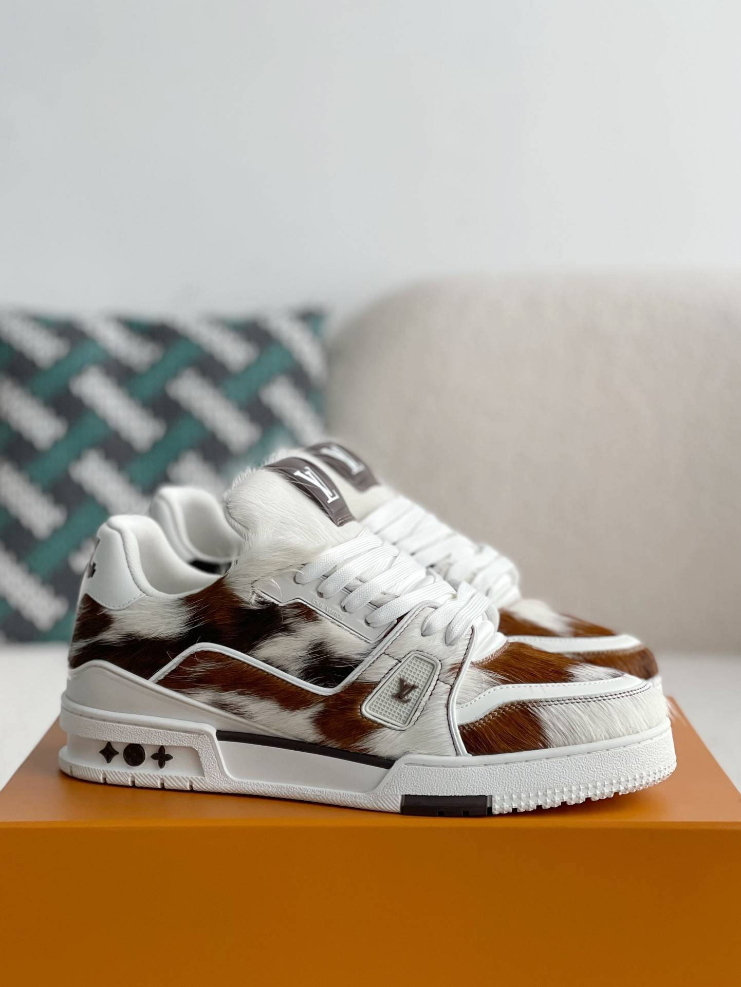 L*V TRAINER SNEAKERS