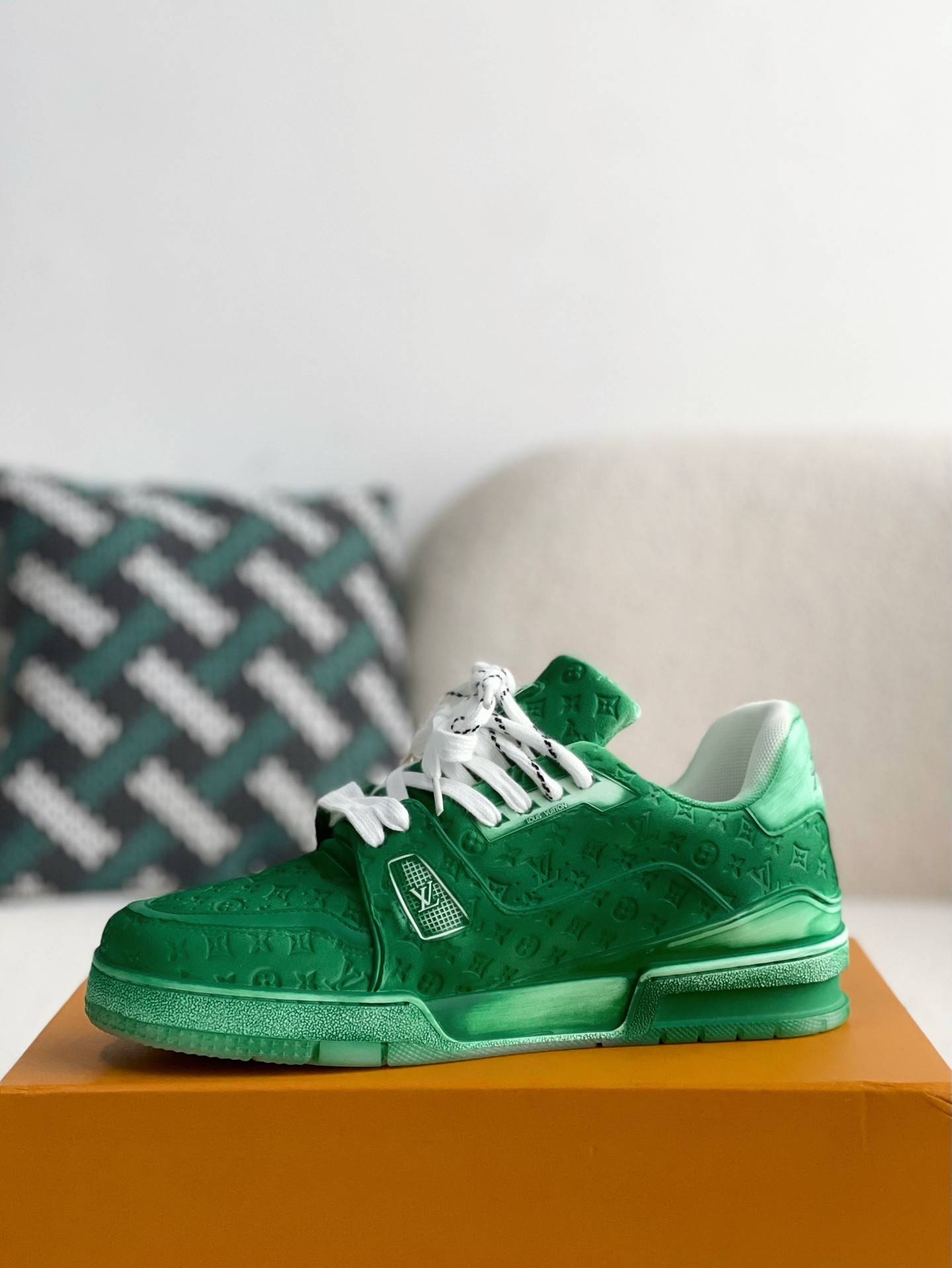L*V TRAINER SNEAKERS