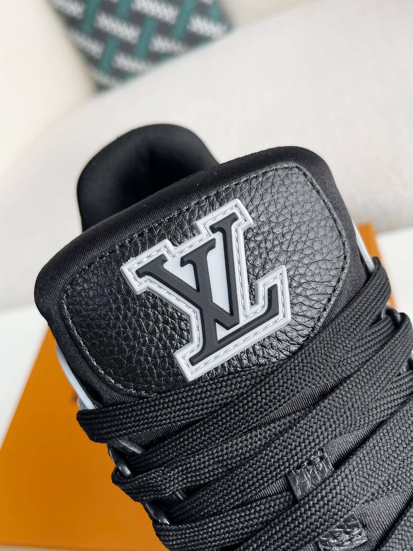 L*V SNEAKERS