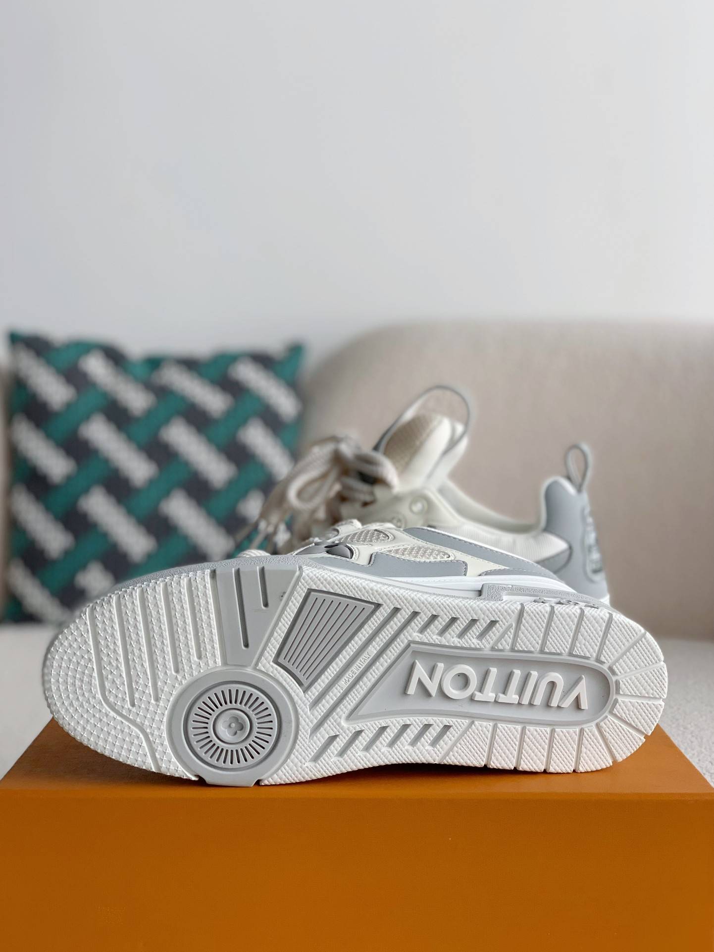 L*V RUNNER TATIC sneakers