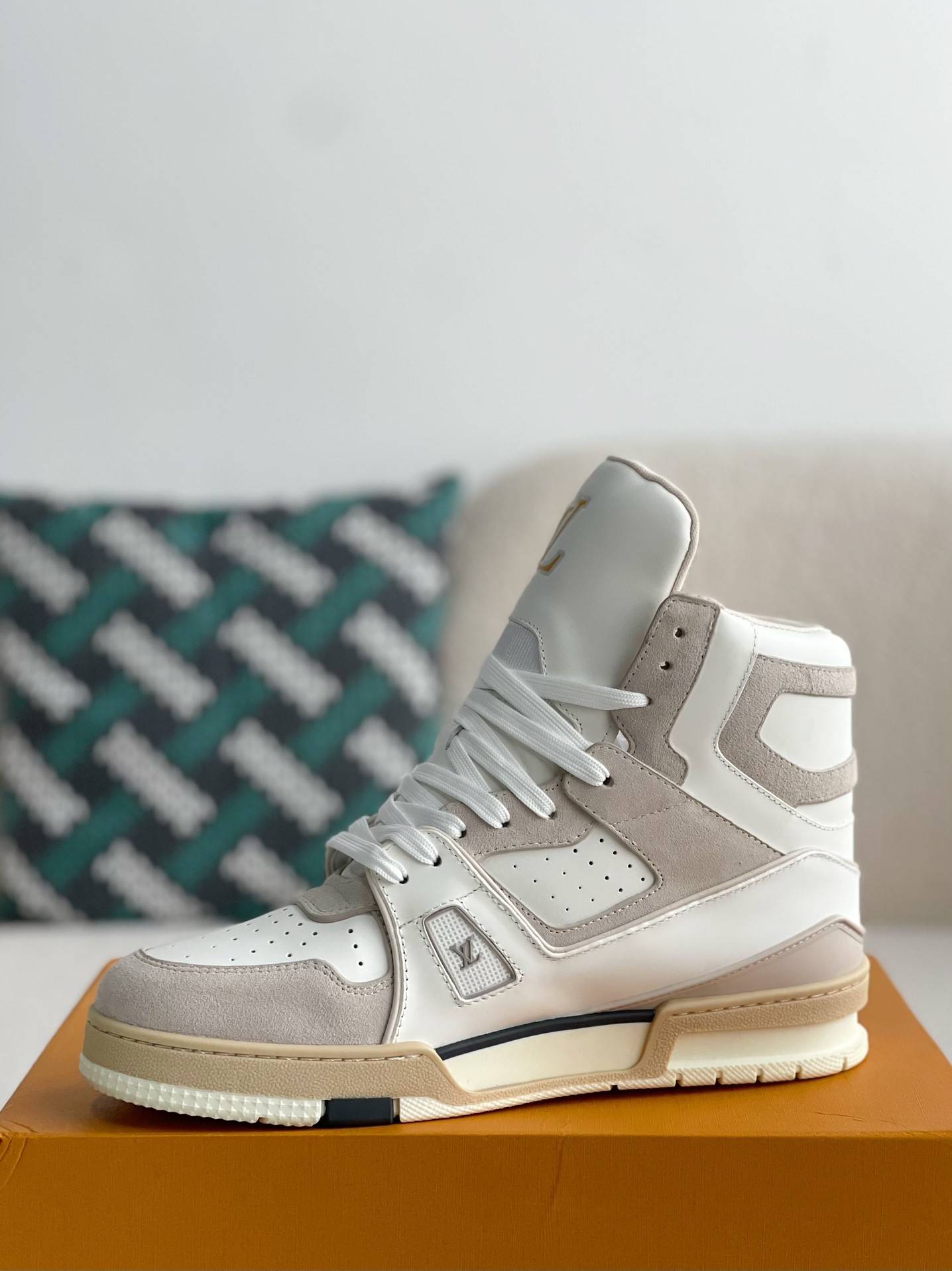 L*V TRAINER SNEAKERS
