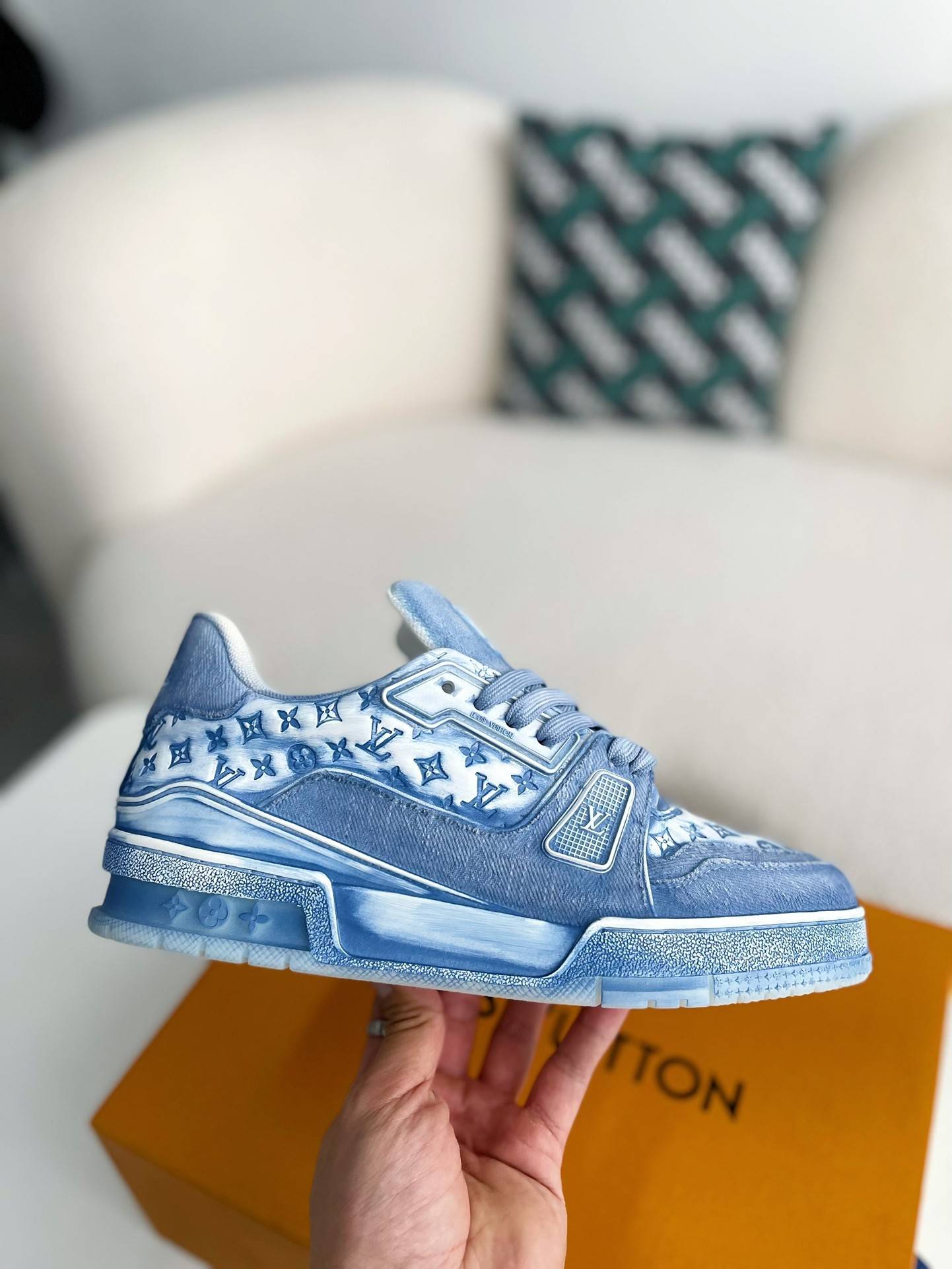 L*V TRAINER SNEAKERS