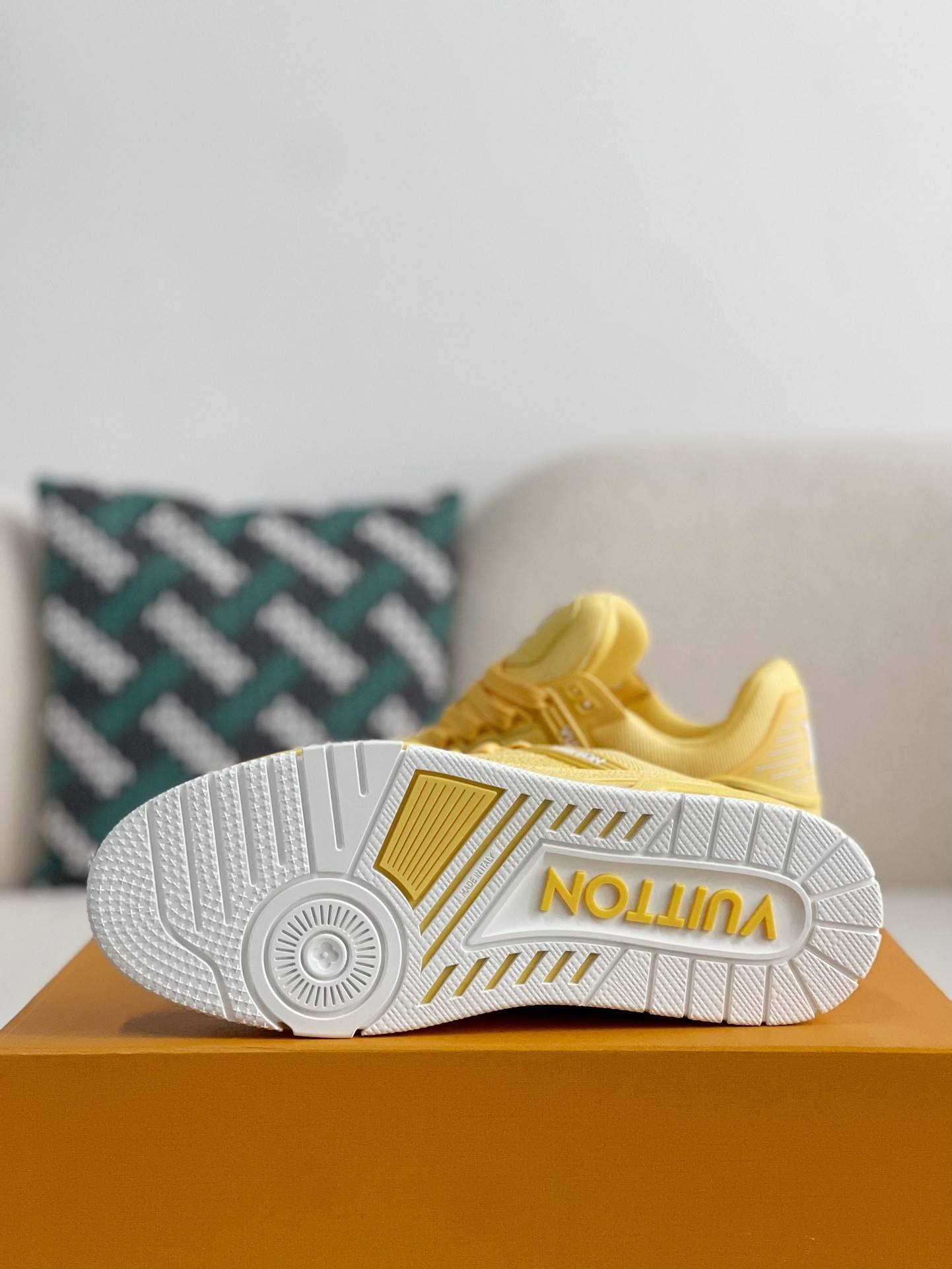 L*V SNEAKERS