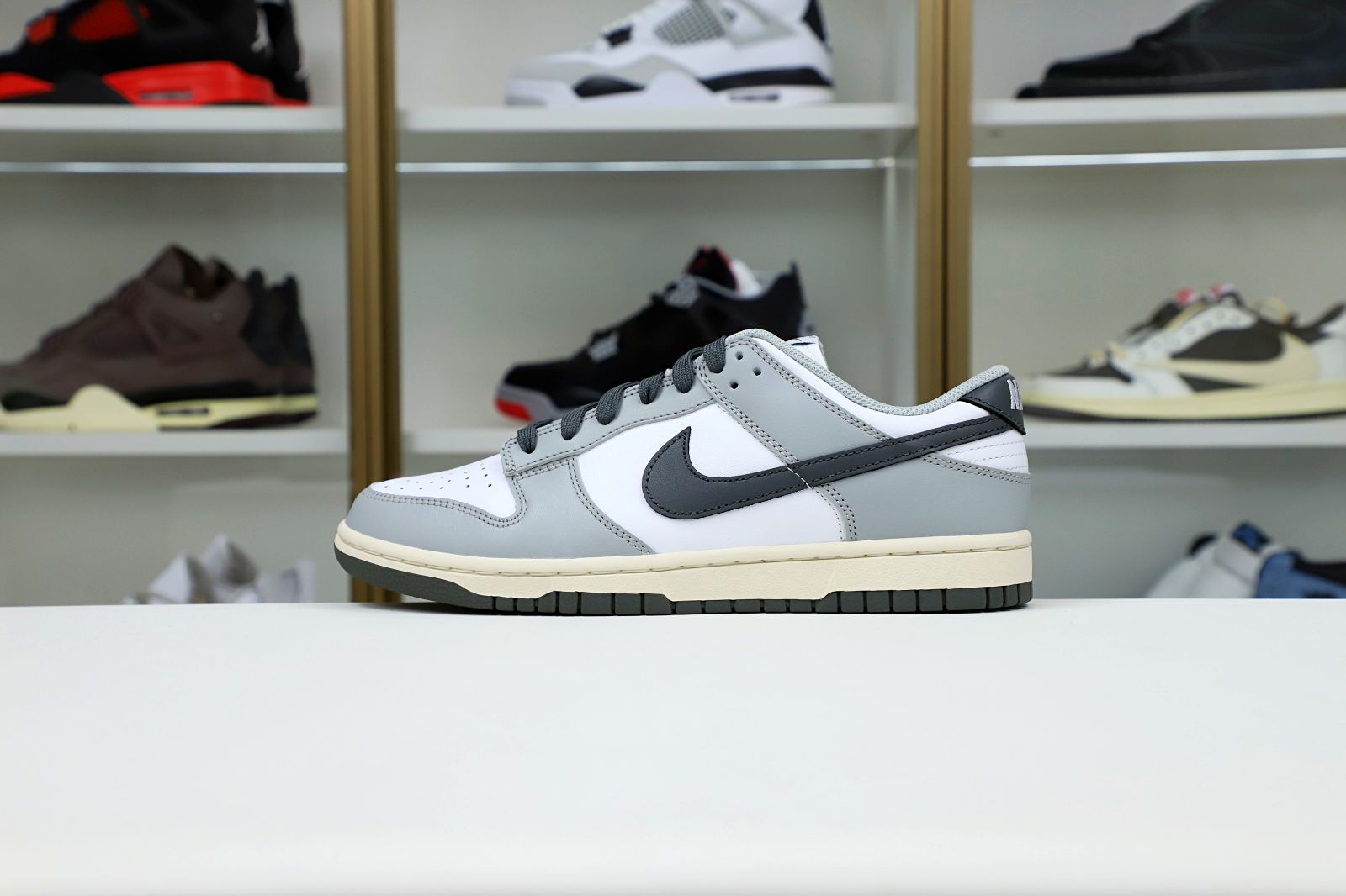 Nike Dunk Low  Light Smoke Grey