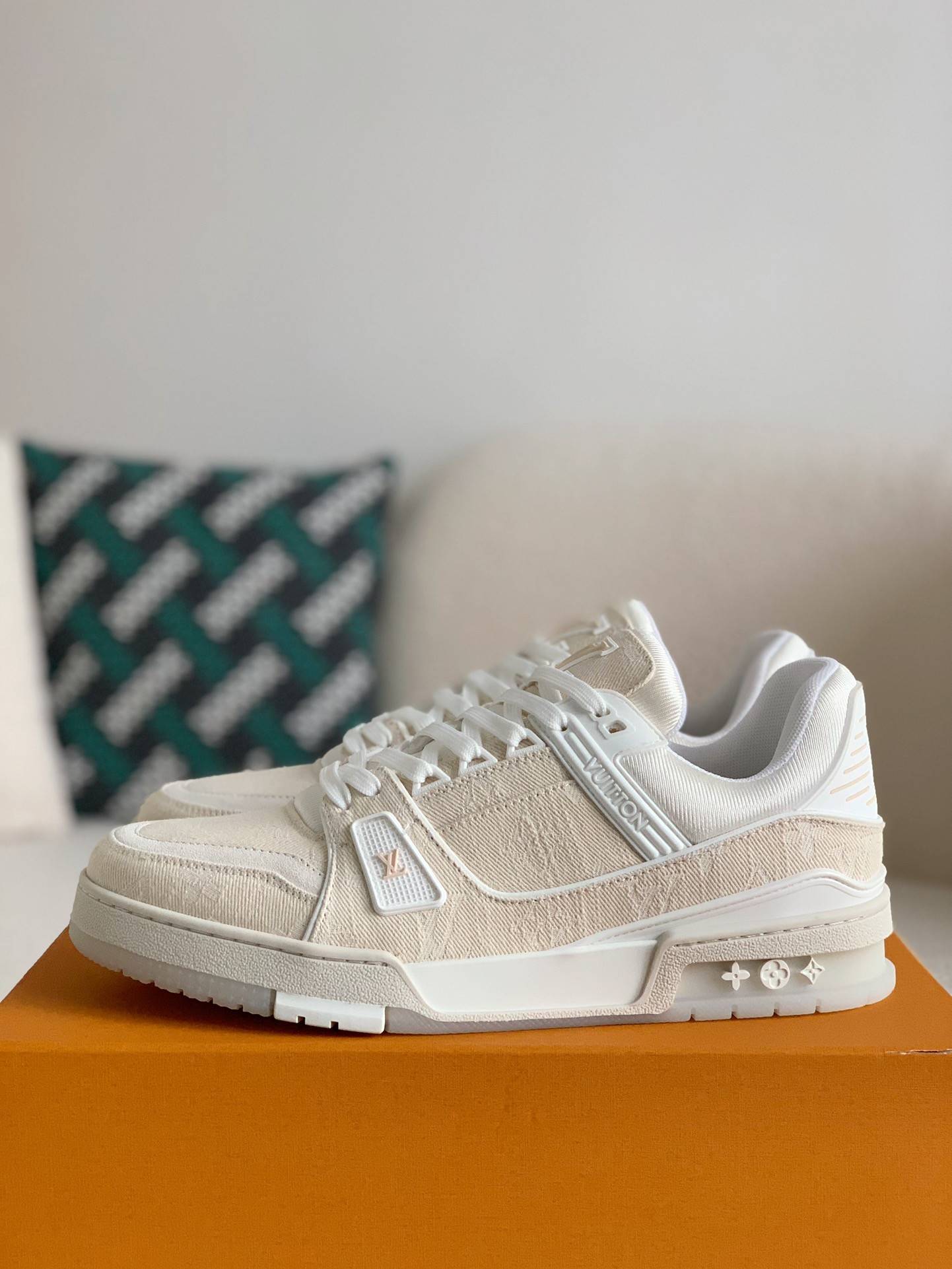 L*V TRAINER 1A8Z4S Sneakers
