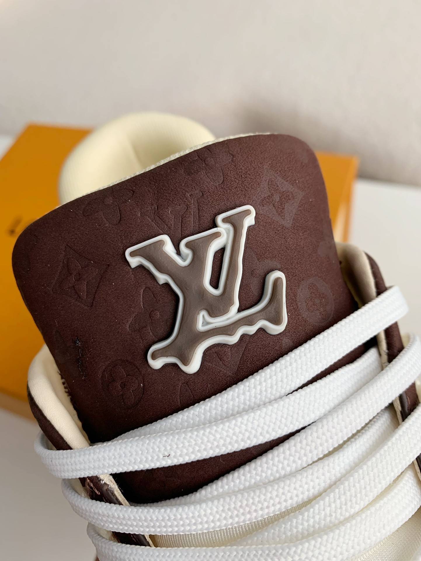 L*V SNEAKERS