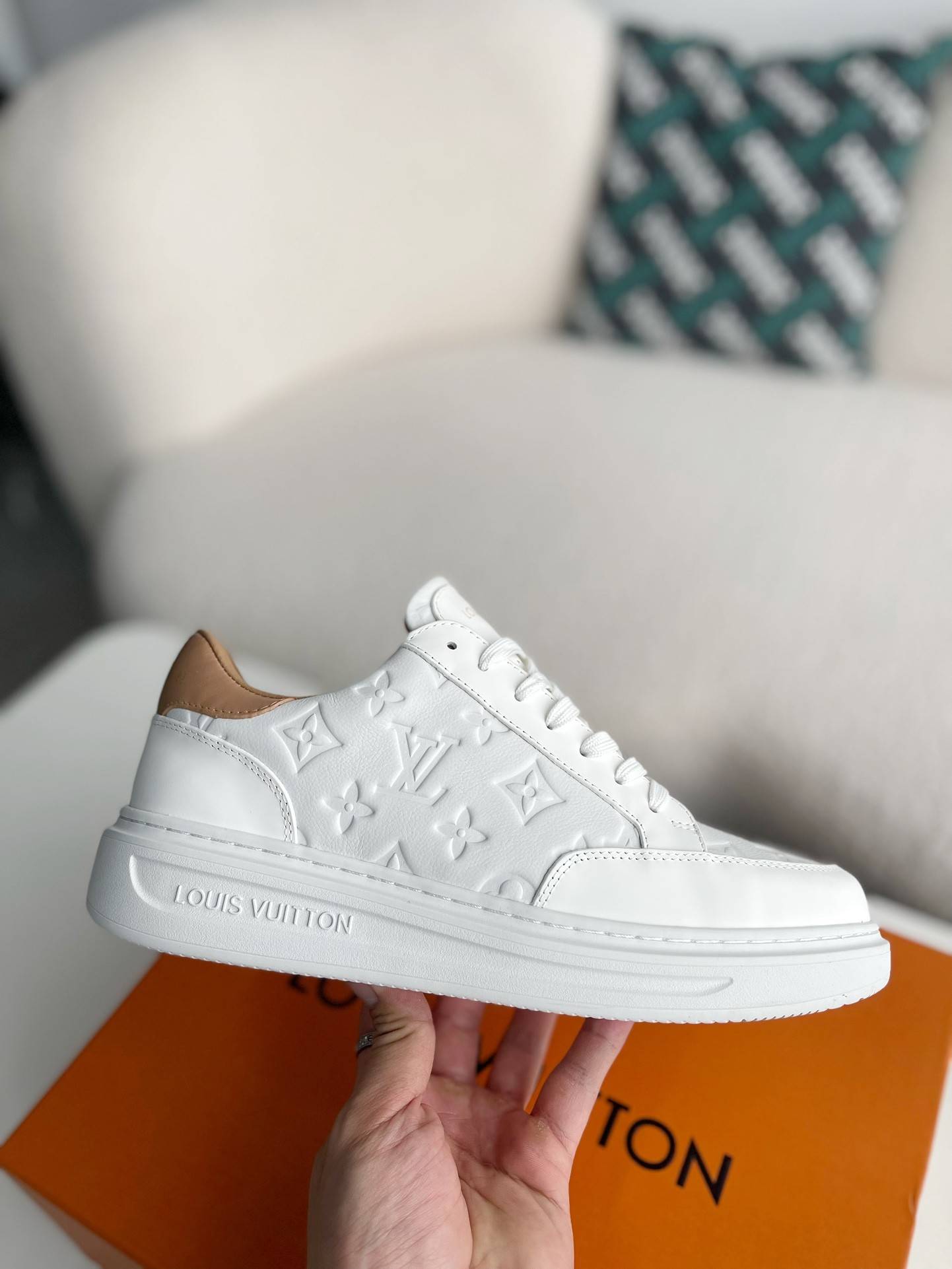 L*V SNEAKERS