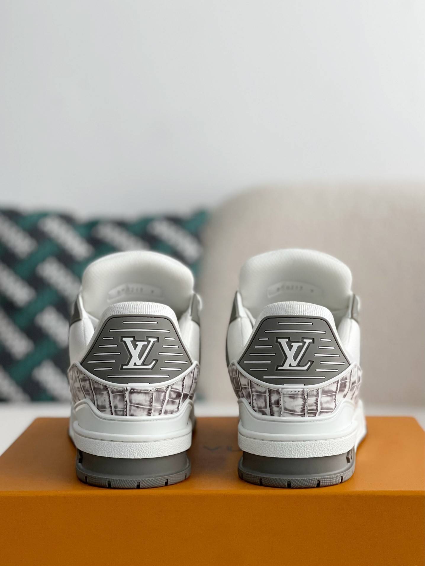 L*V TRAINER SNEAKERS