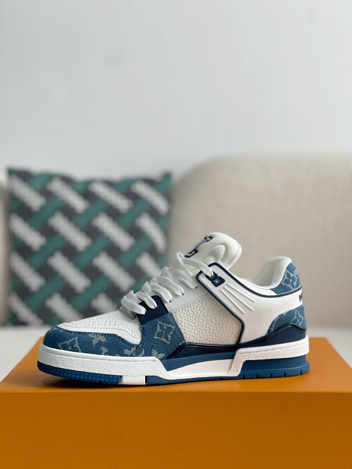 L*V SNEAKERS