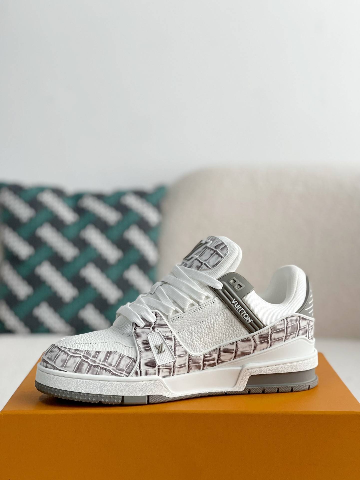 L*V TRAINER SNEAKERS