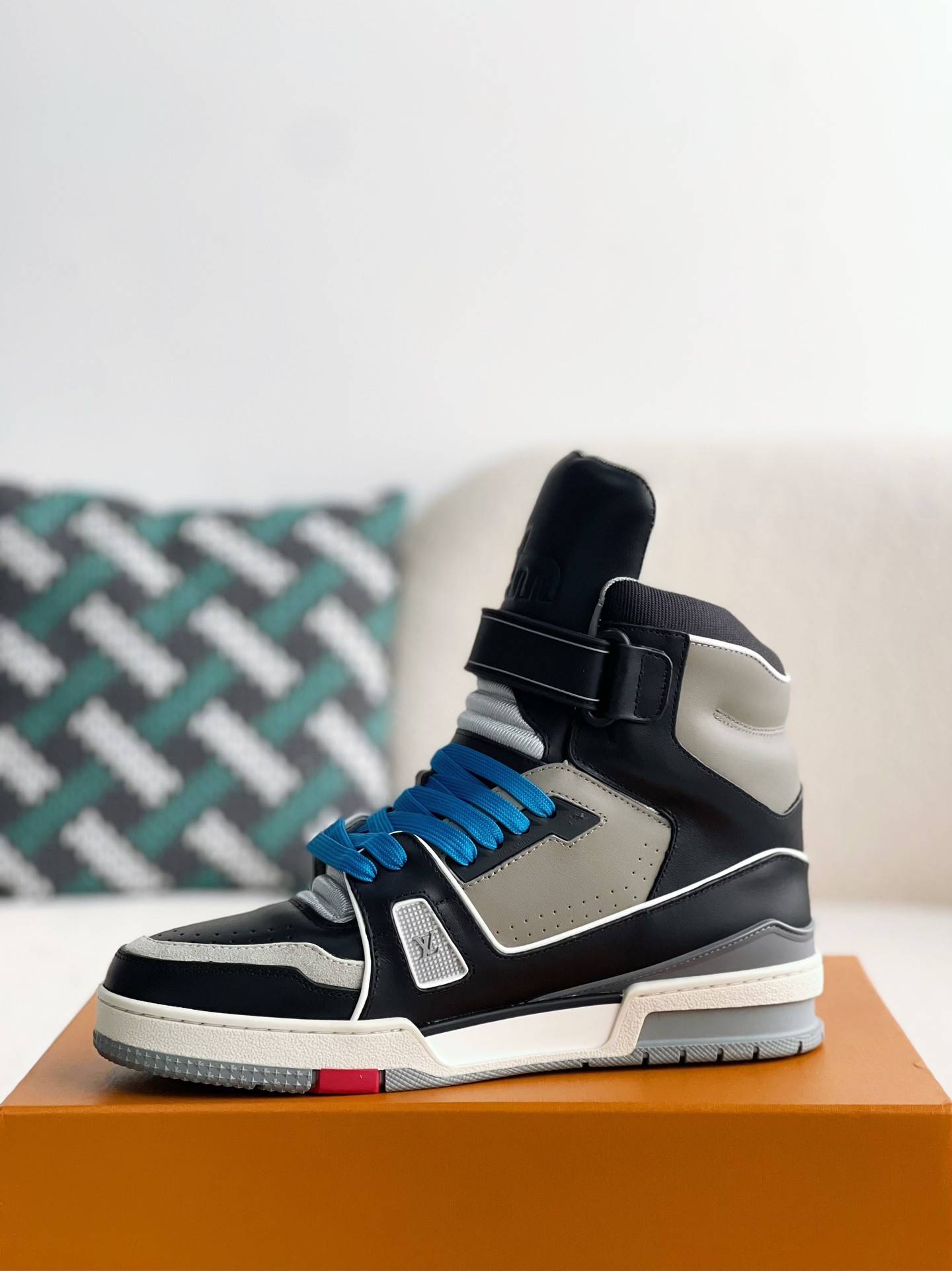 L*V TRAINER SNEAKERS