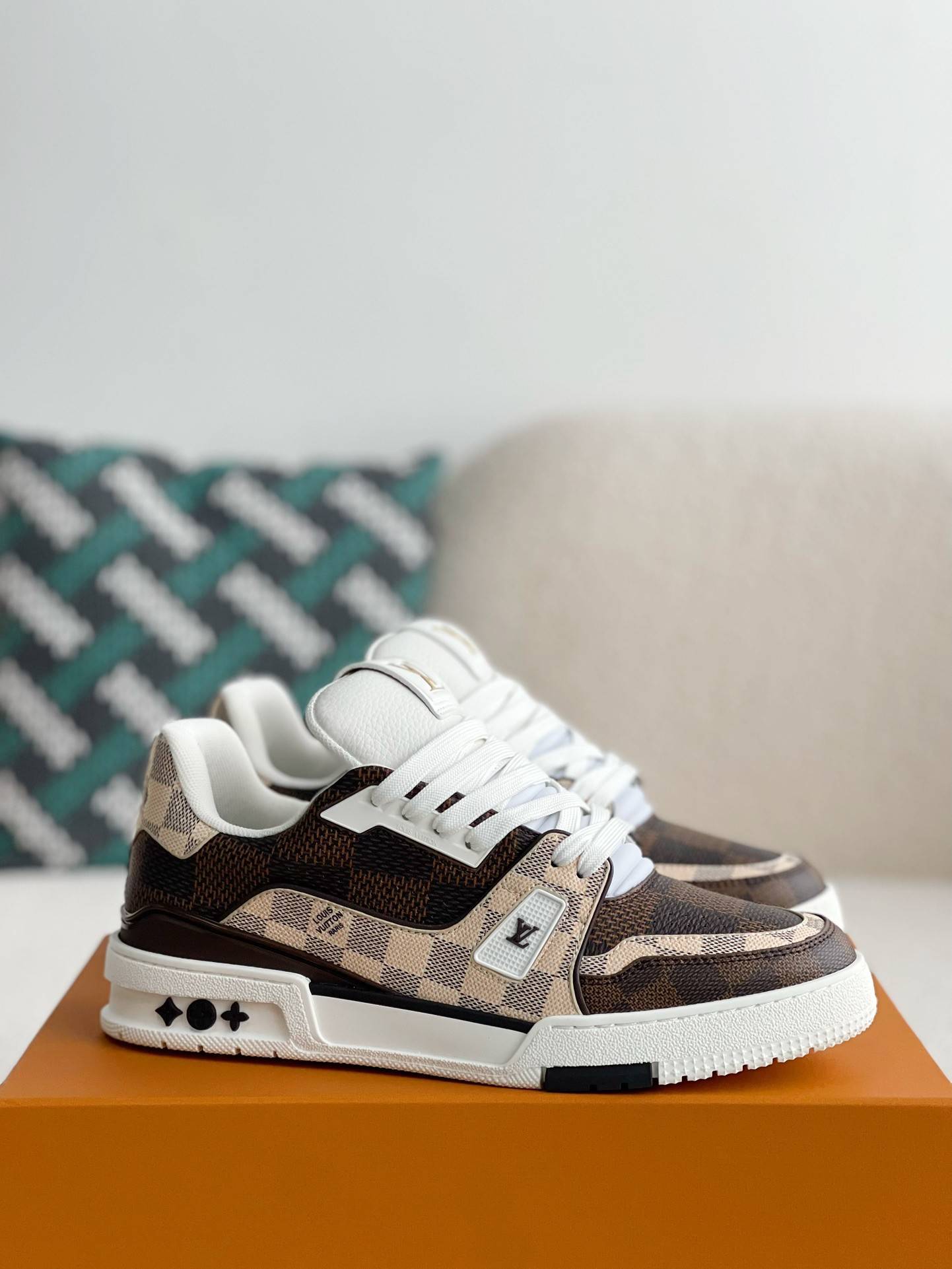 L*V TRAINER SNEAKERS