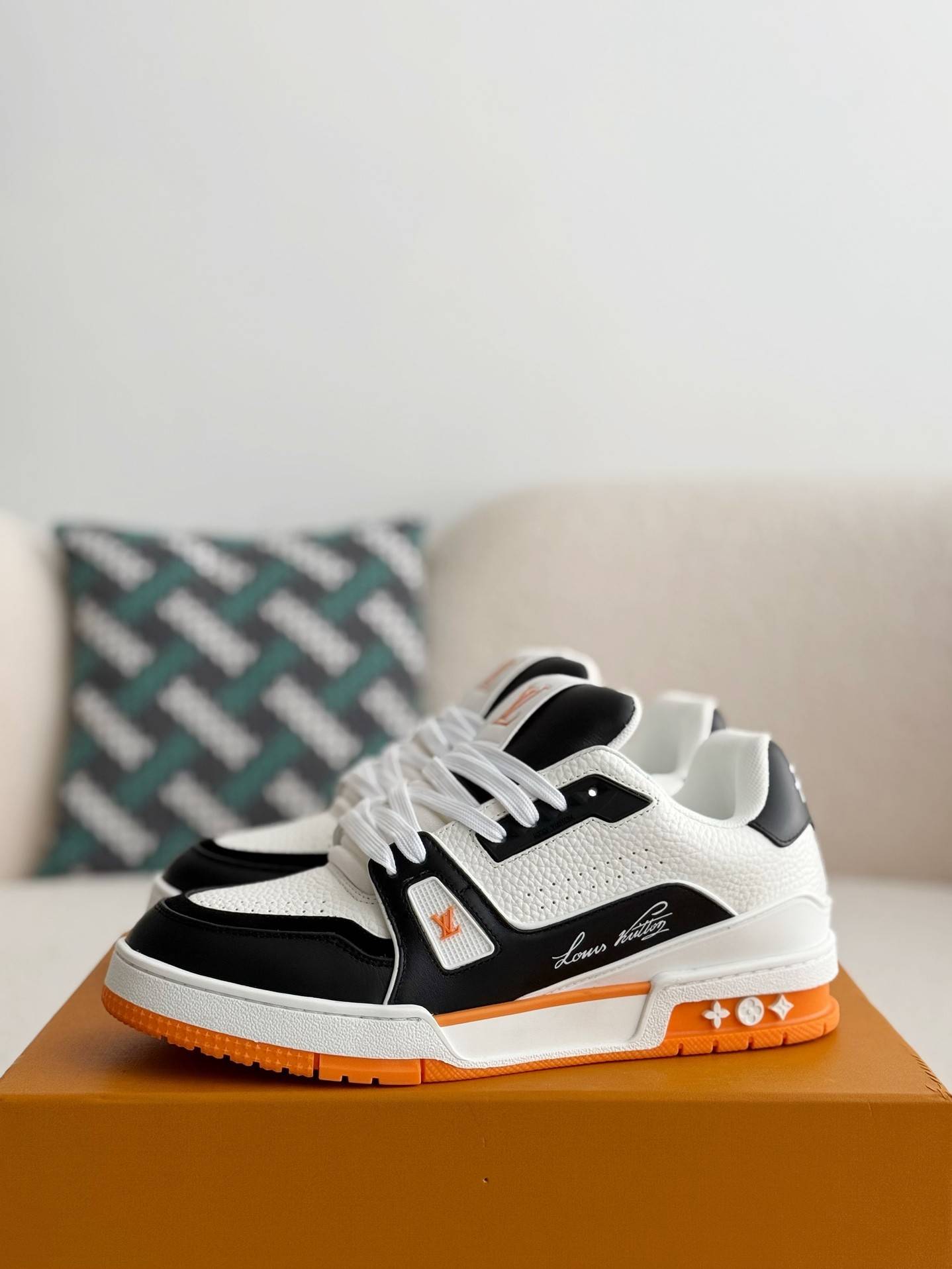 L*V TRAINER SNEAKERS