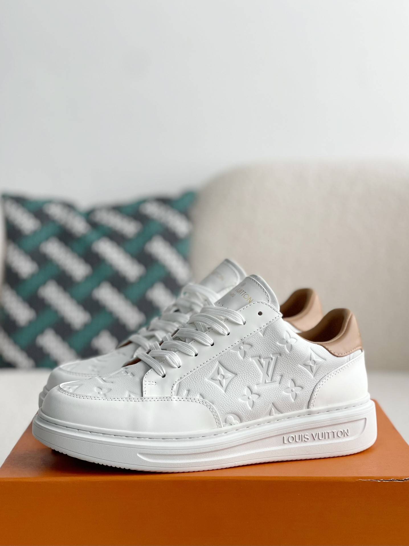 L*V SNEAKERS