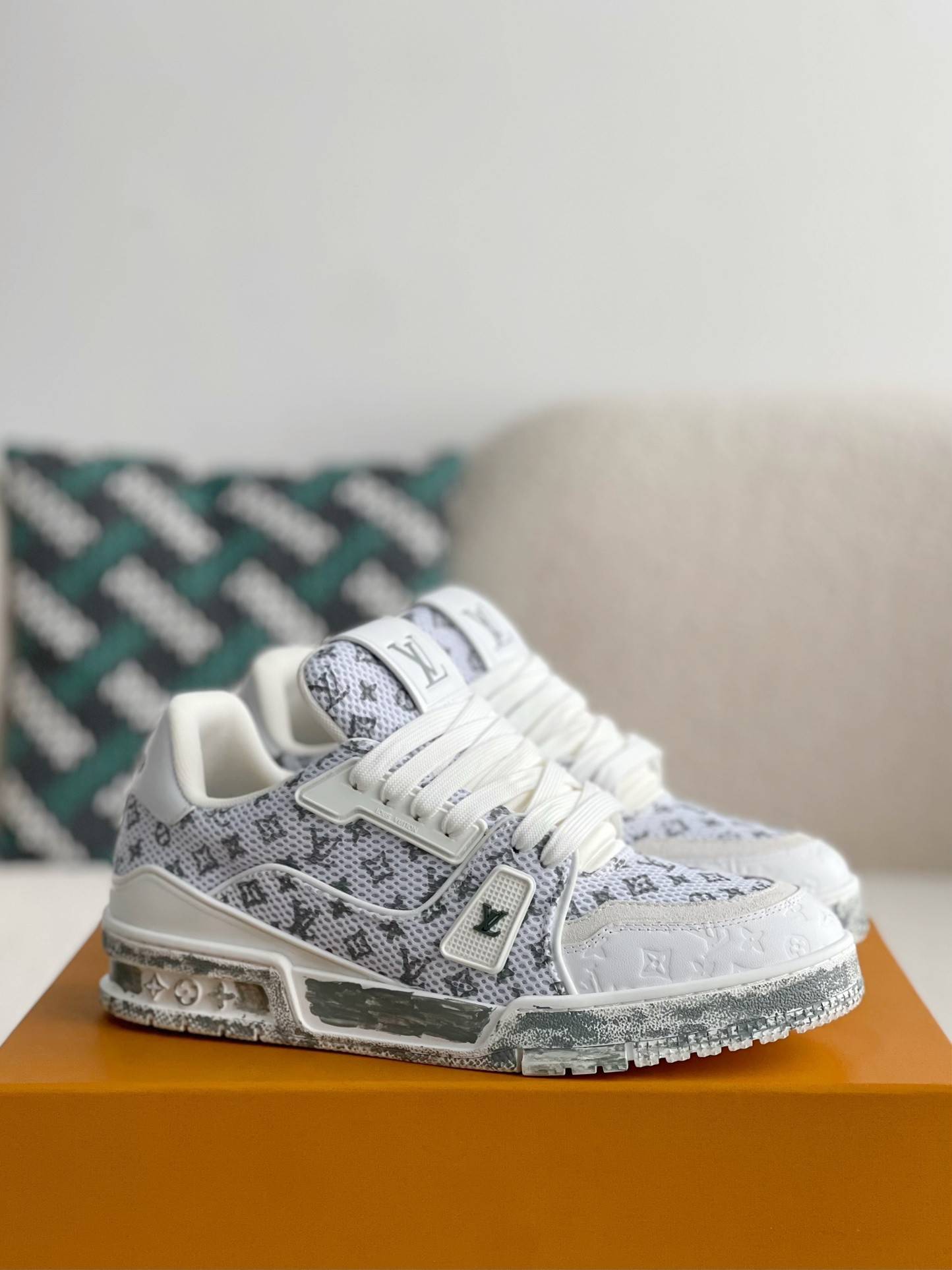 L*V TRAINER SNEAKERS