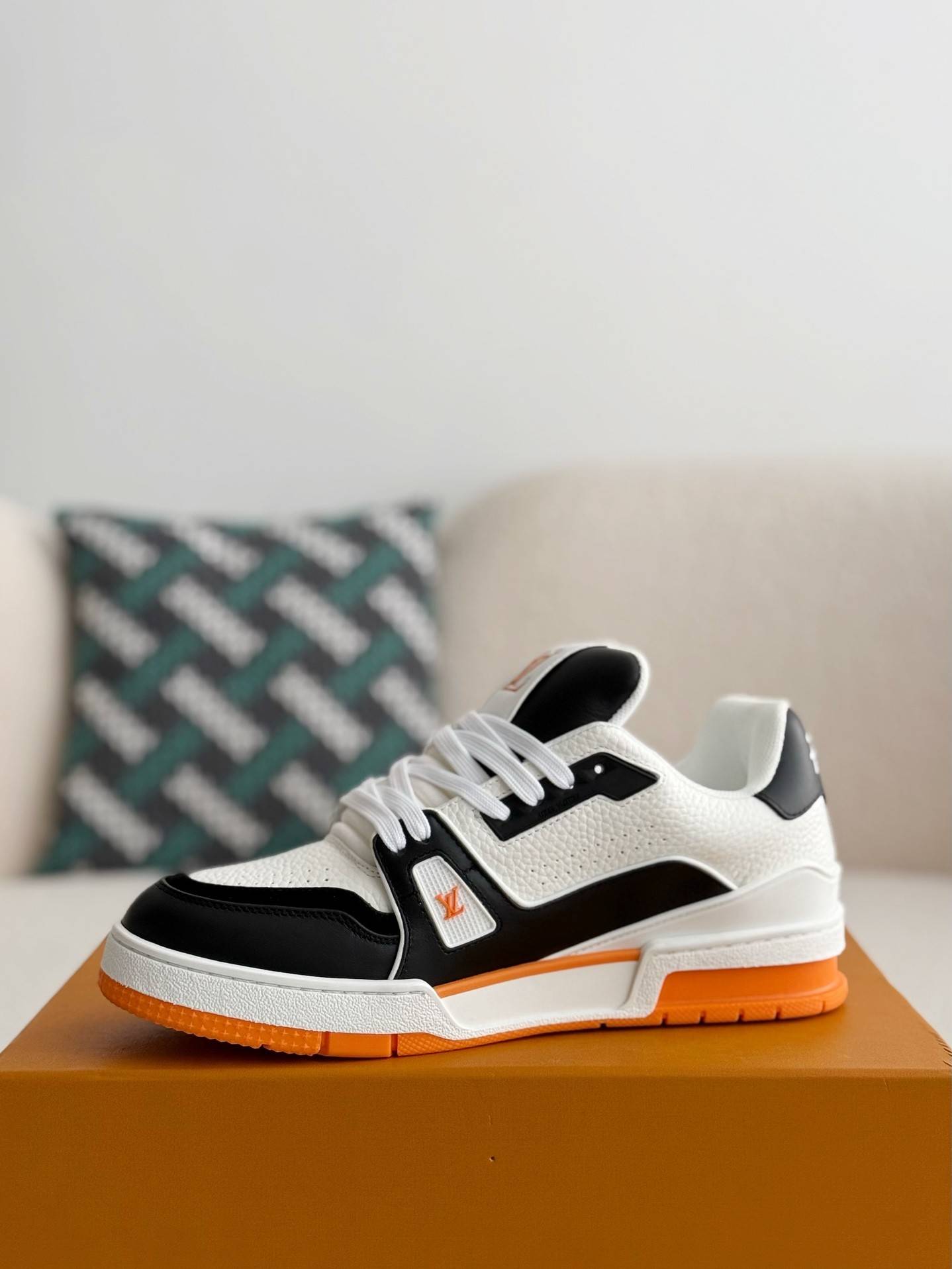 L*V TRAINER SNEAKERS