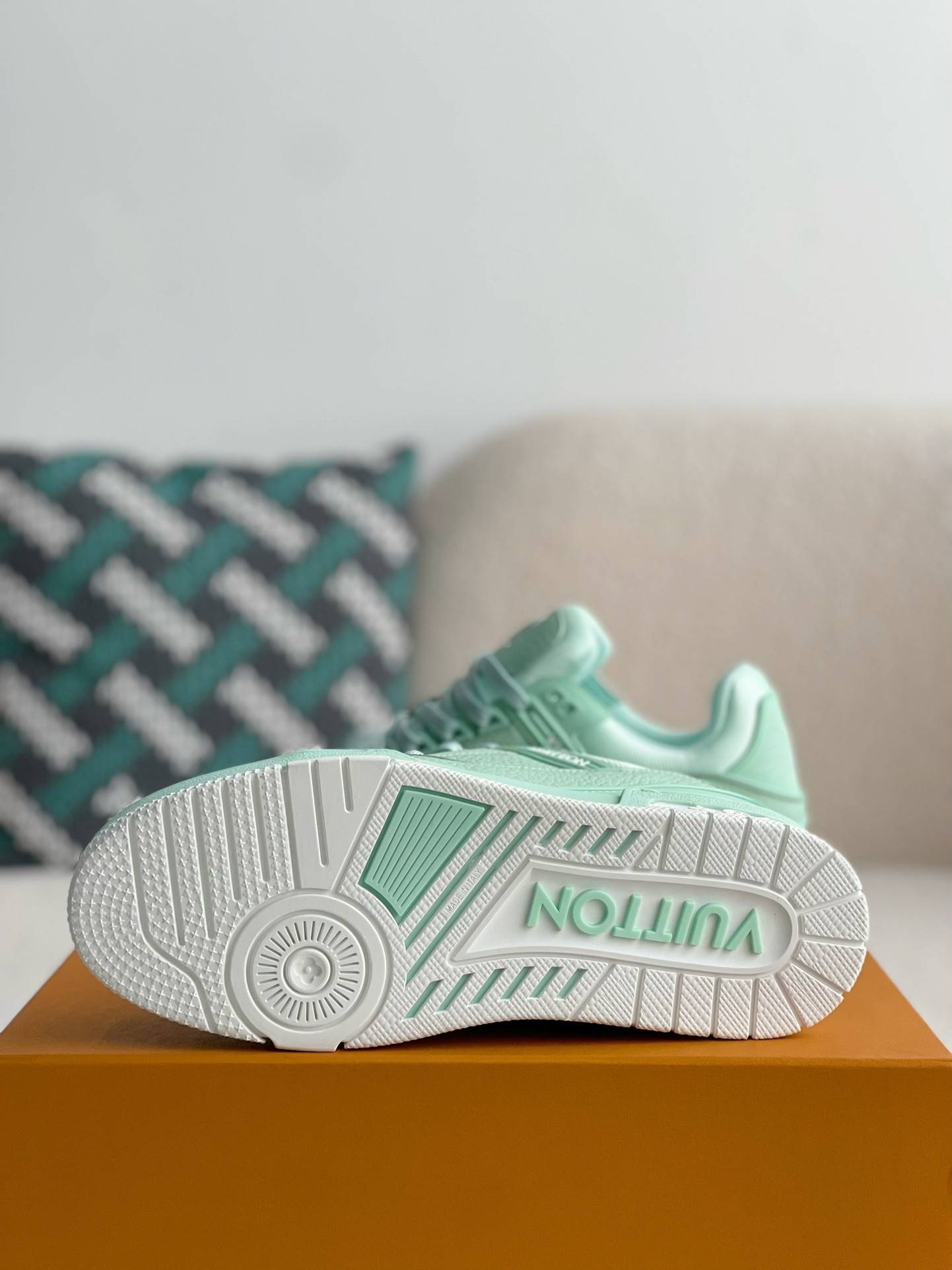L*V SNEAKERS