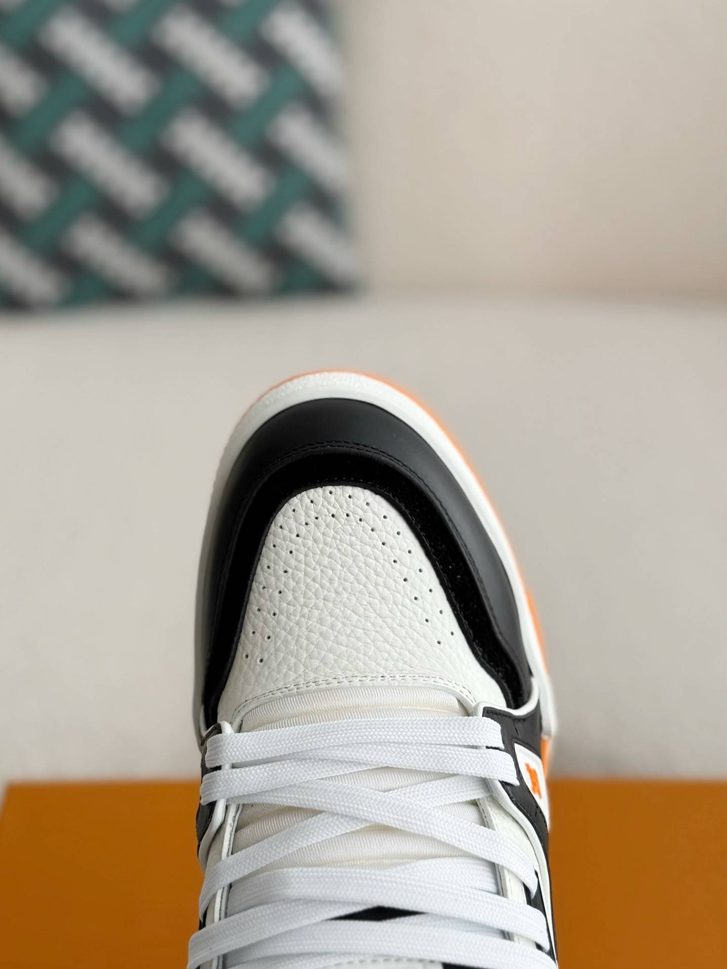 L*V TRAINER SNEAKERS