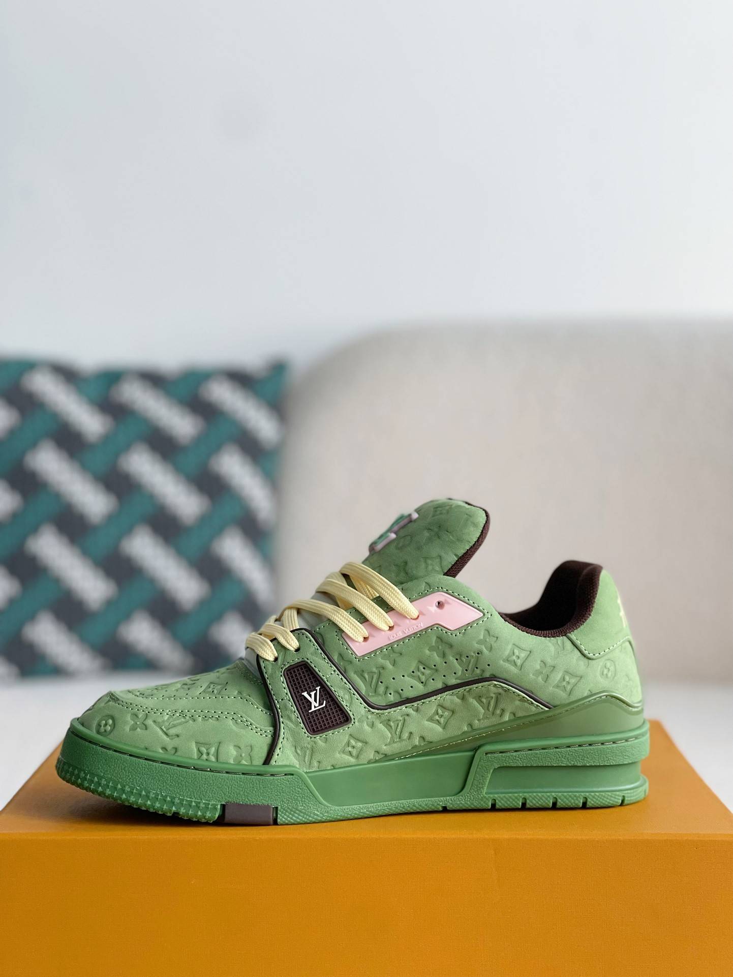 L*V SNEAKERS
