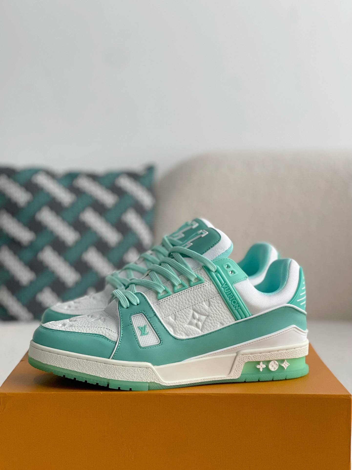L*V SNEAKERS
