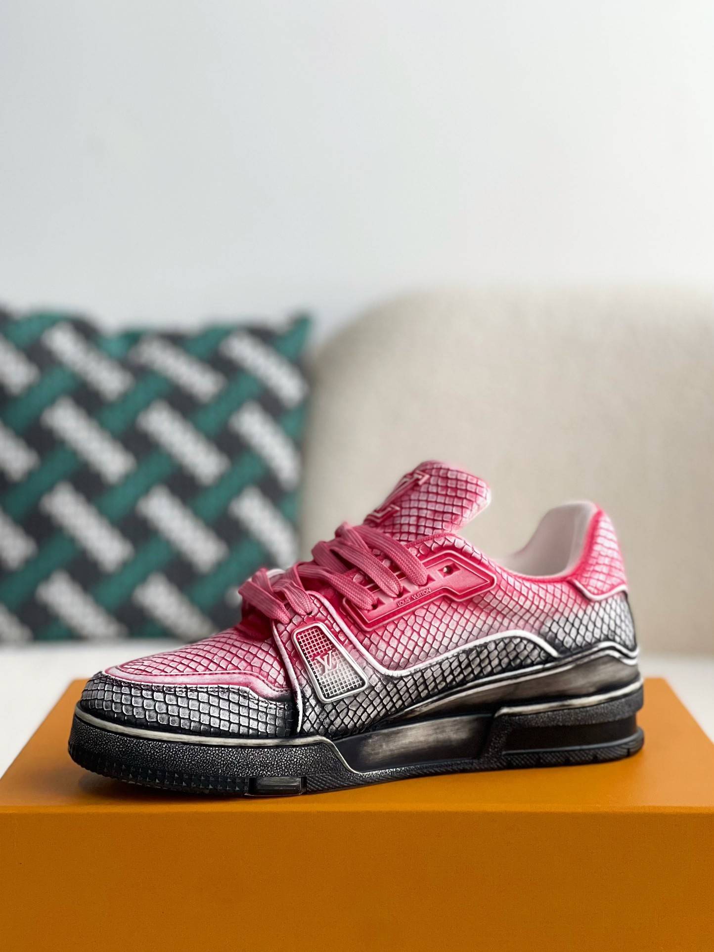 L*V TRAINER SNEAKERS