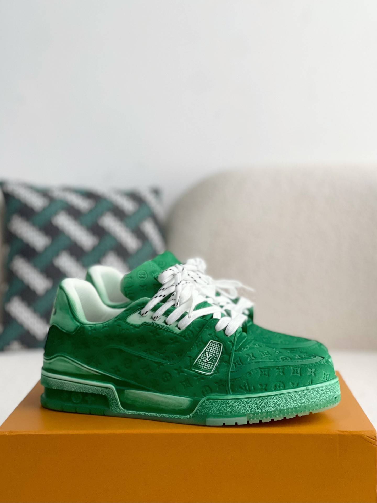 L*V TRAINER SNEAKERS