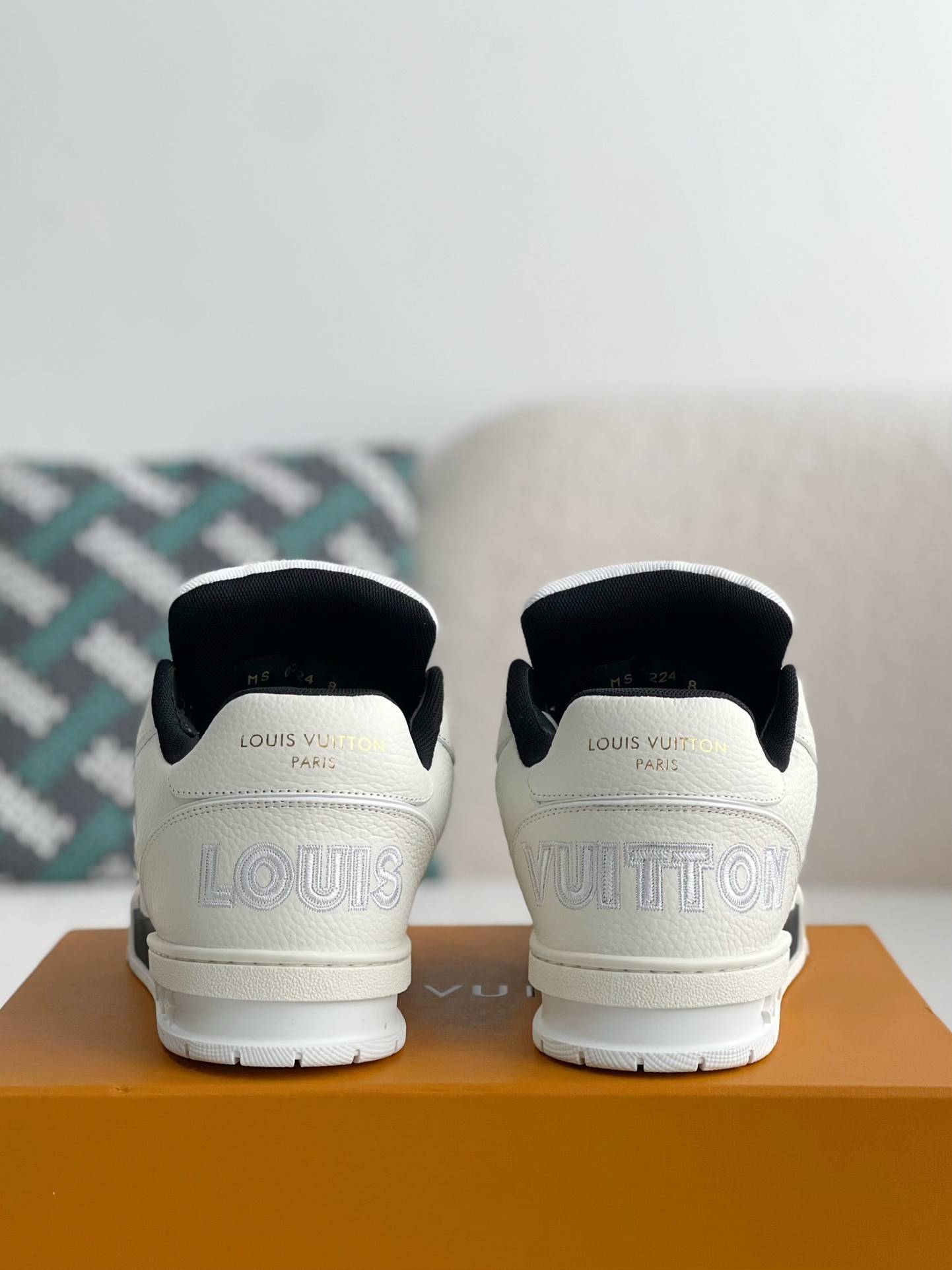 L*V SNEAKERS