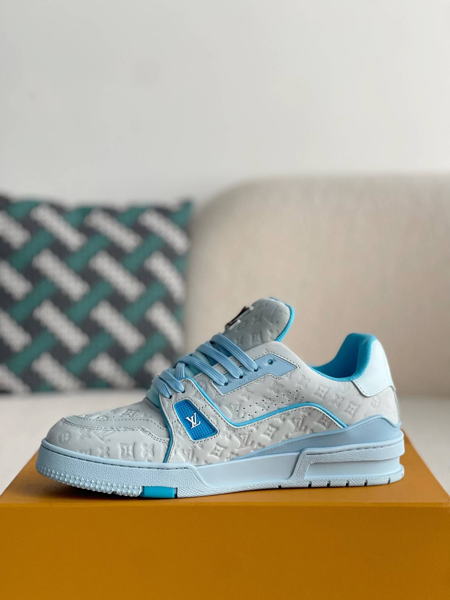 L*V SNEAKERS
