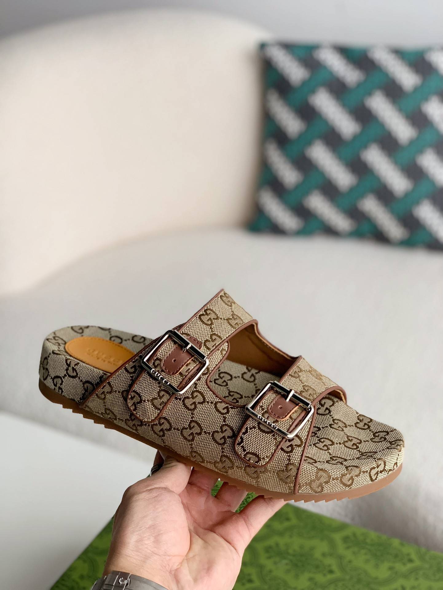 GU*Isandals