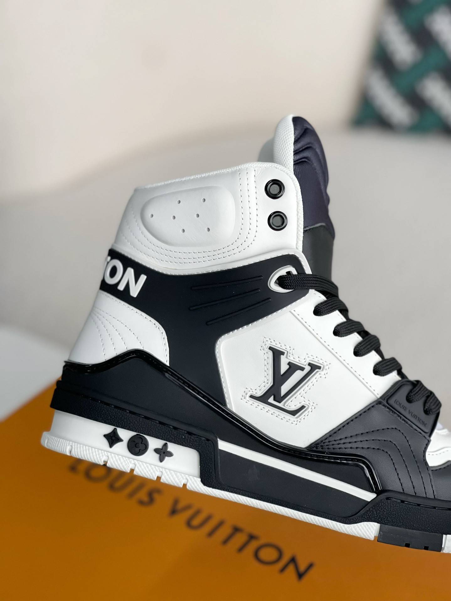 L*V TRAINER SNEAKERS