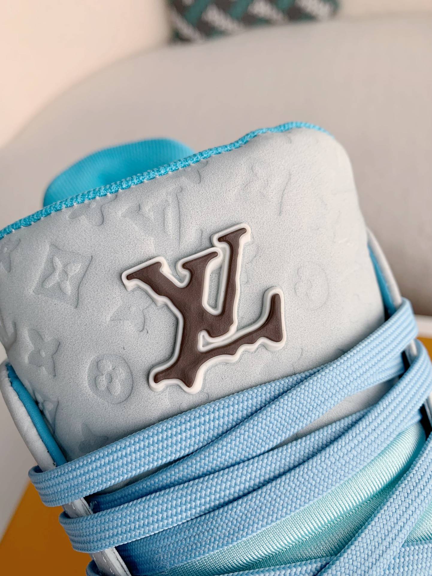 L*V SNEAKERS