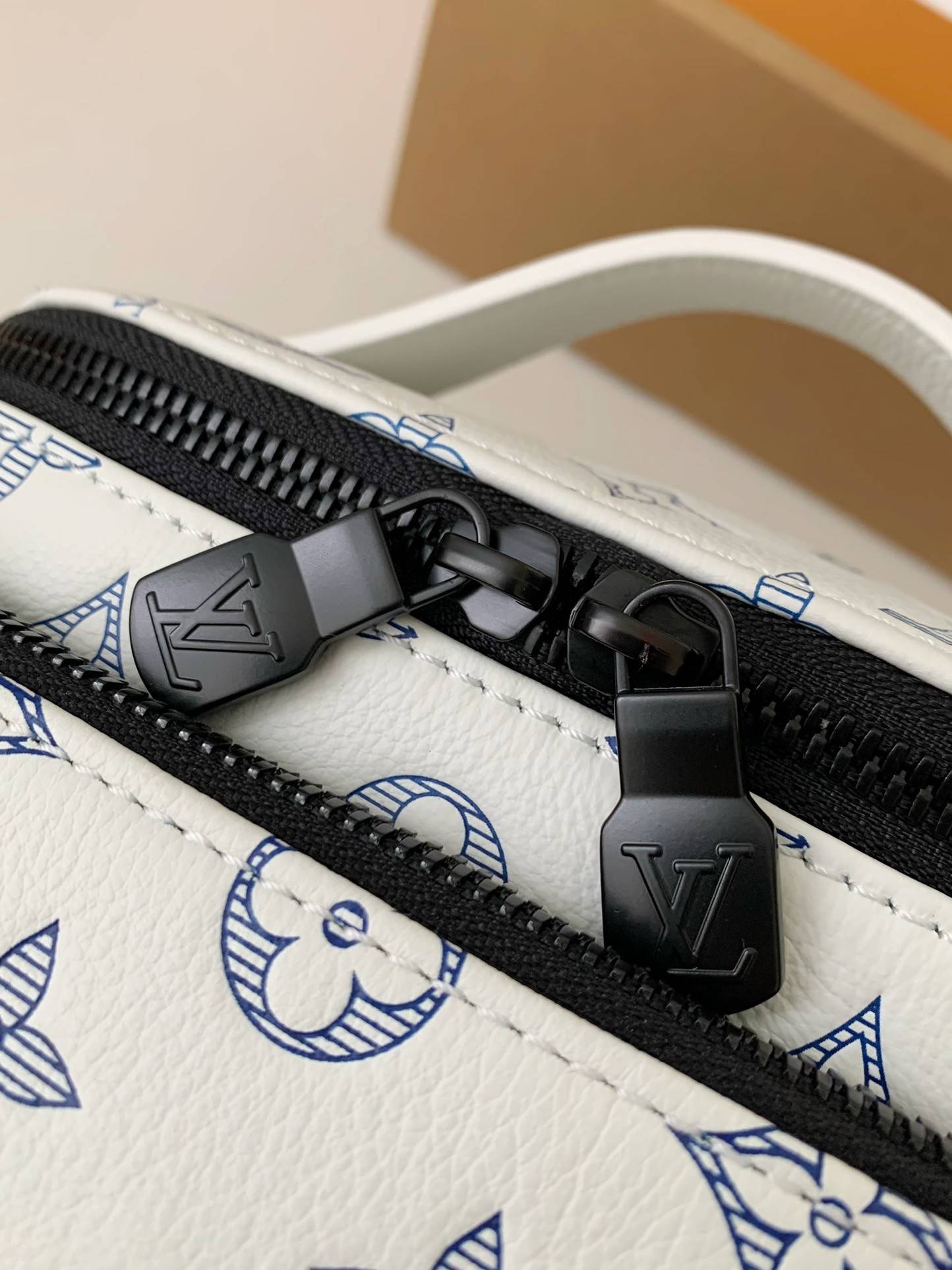 New L*V RUSH waist bag M25227 Size: 30*15*8cm