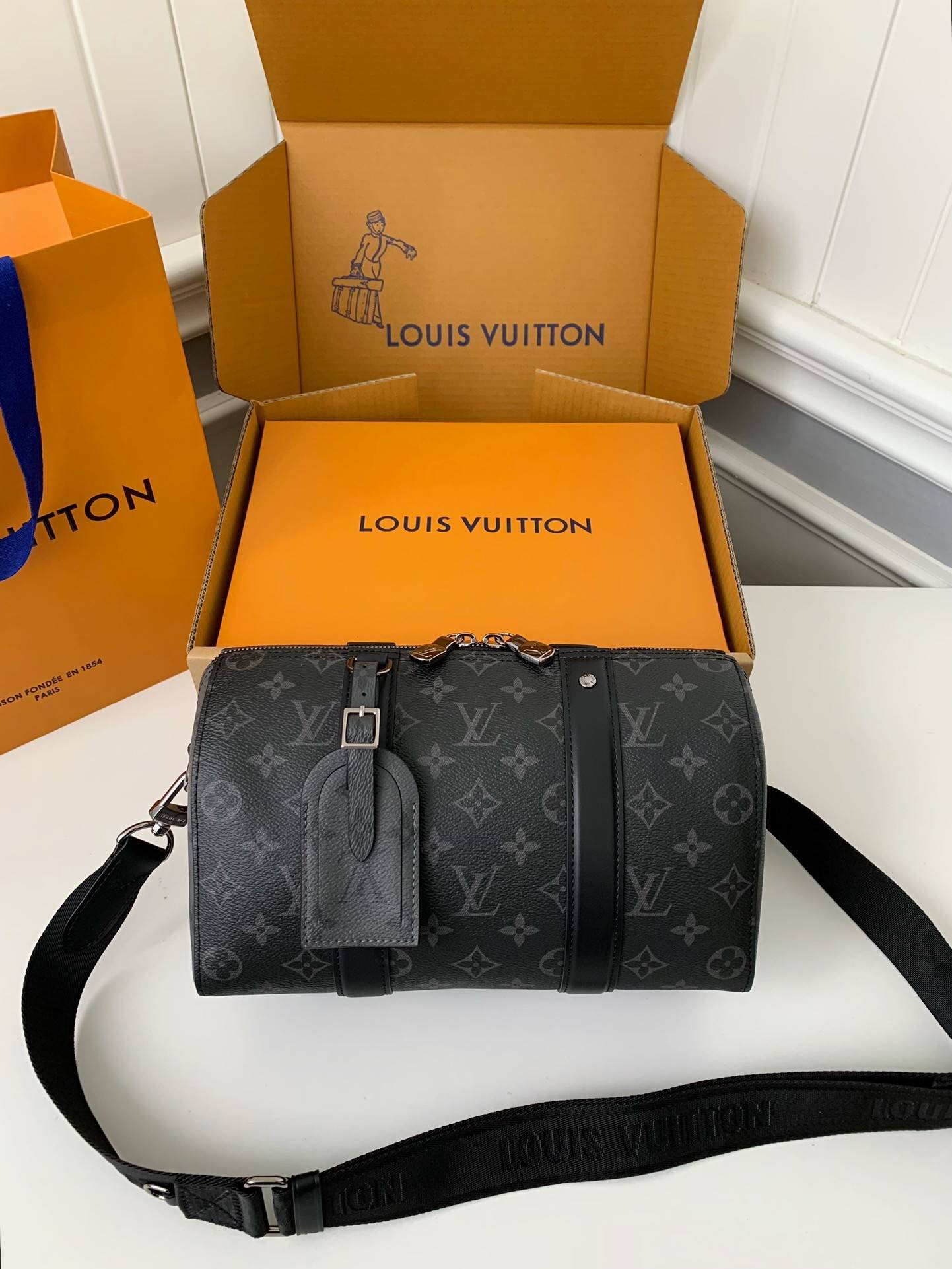 L*V CITY KEEPALL Men''s Handbag M45936, Top Quality Size: 27 * 17 * 13cm