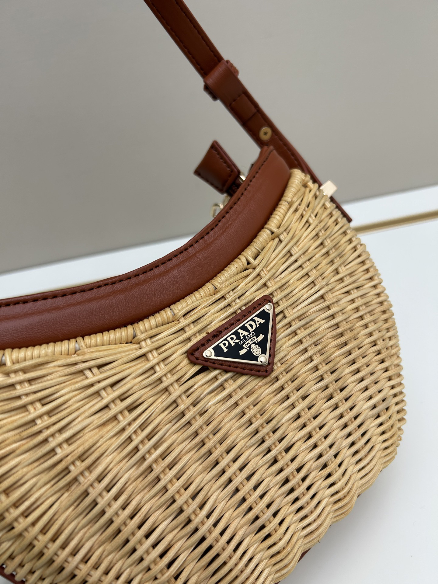 RADA woven style bag size 25x15x7, model 2528