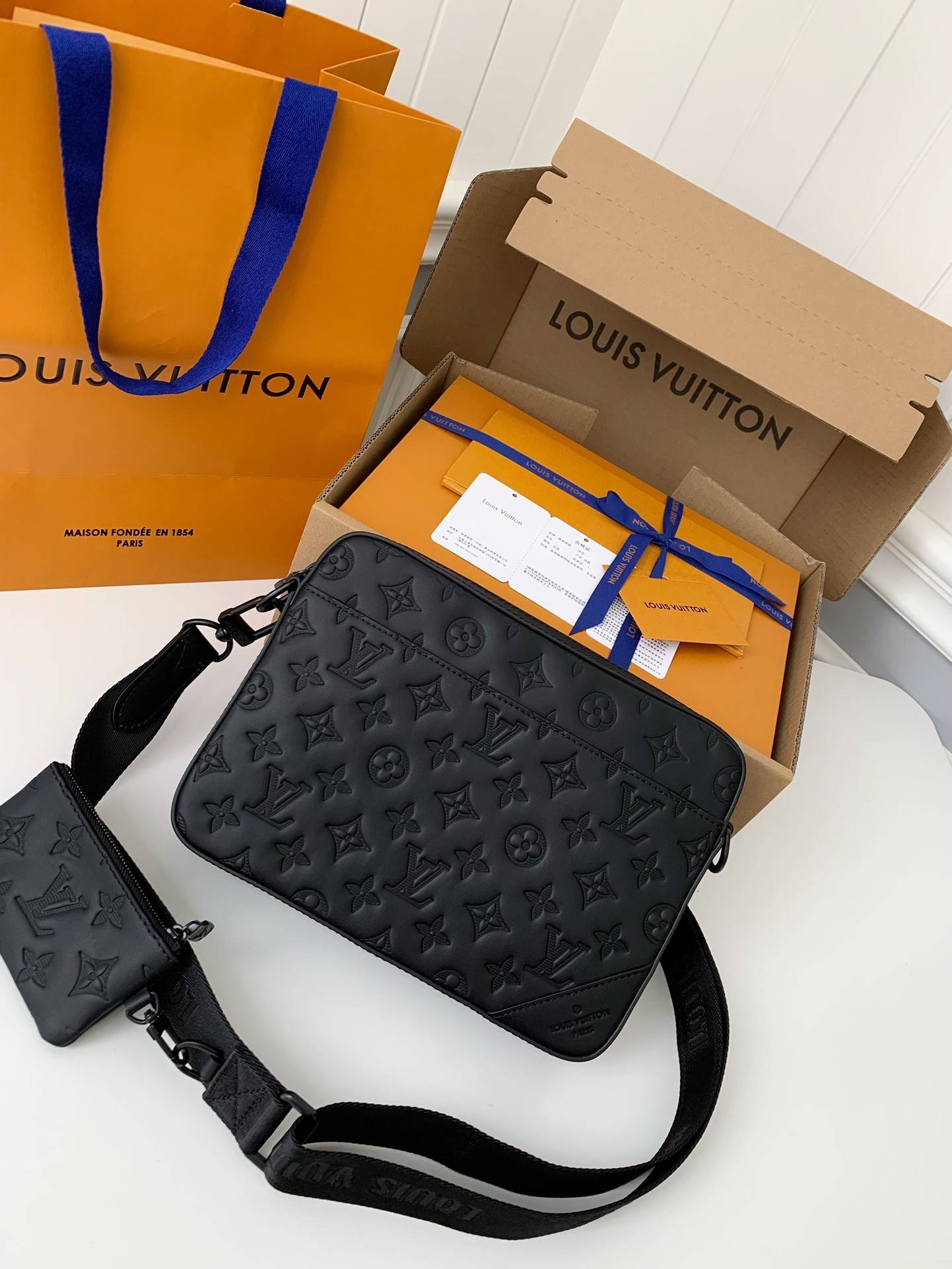 L*V DUO messenger bag M69827 SIZE：26*18.5*5cm