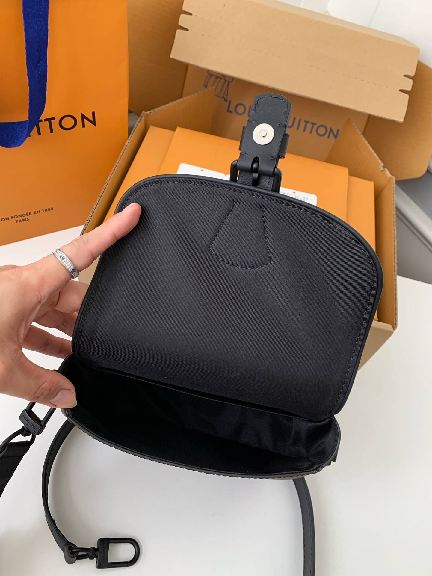 L*V New season Montsouris Small Messenger Bag M47060  Size：20*17*7cm