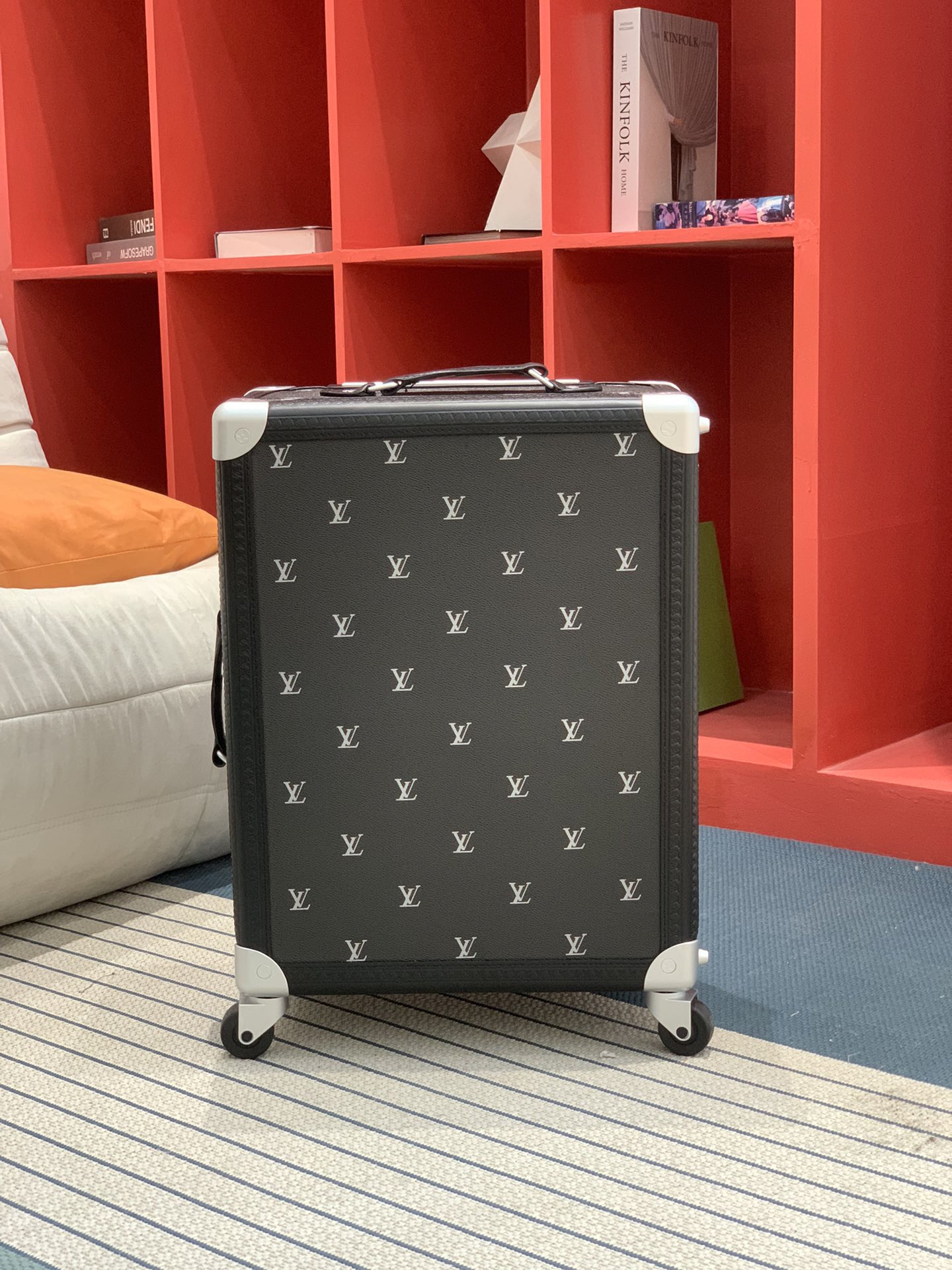 L*V M11067 RUNWAY Rolling Trunk