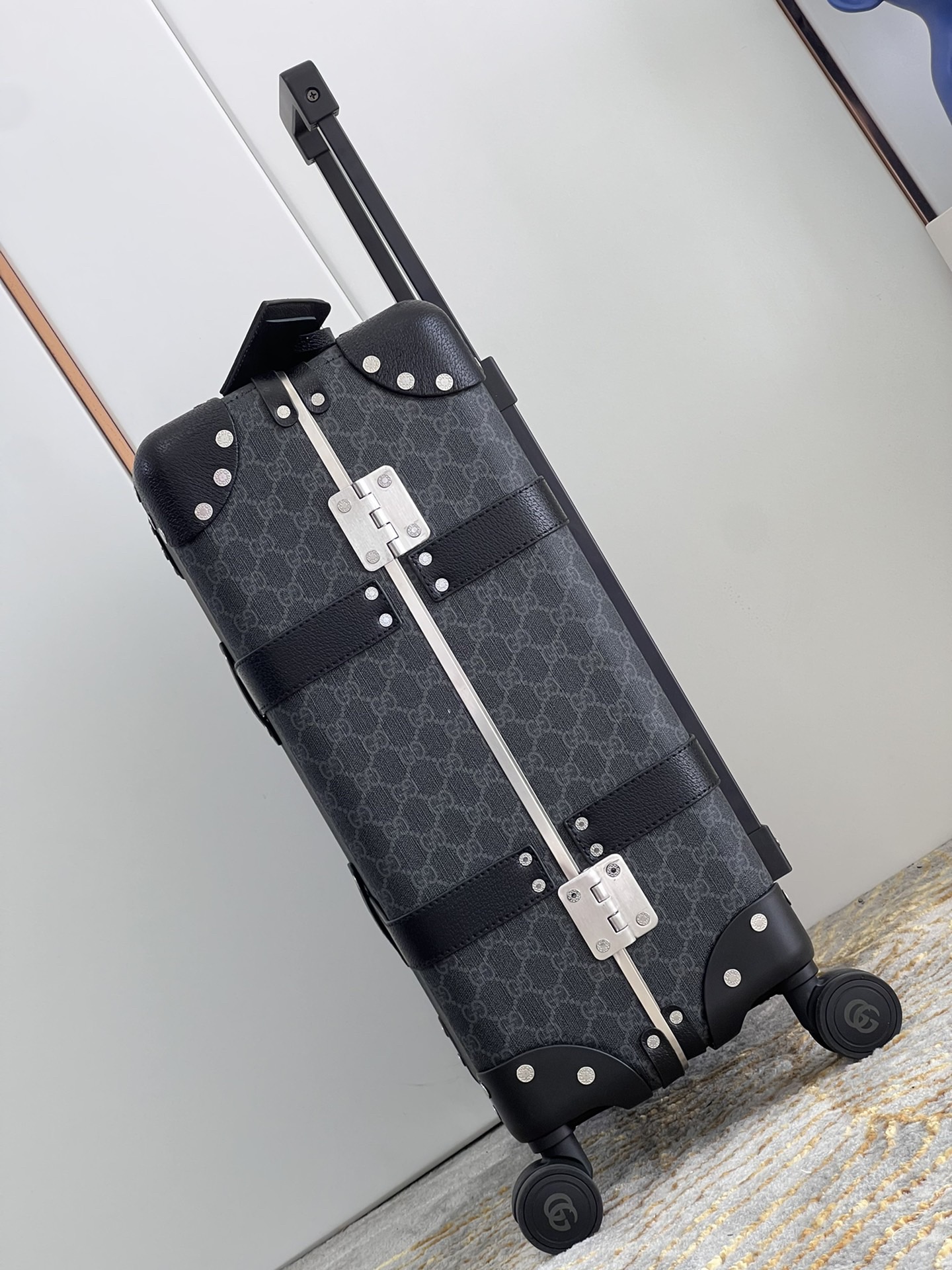 G*u*i suitcase/trolley case f902 retro size 20 inches