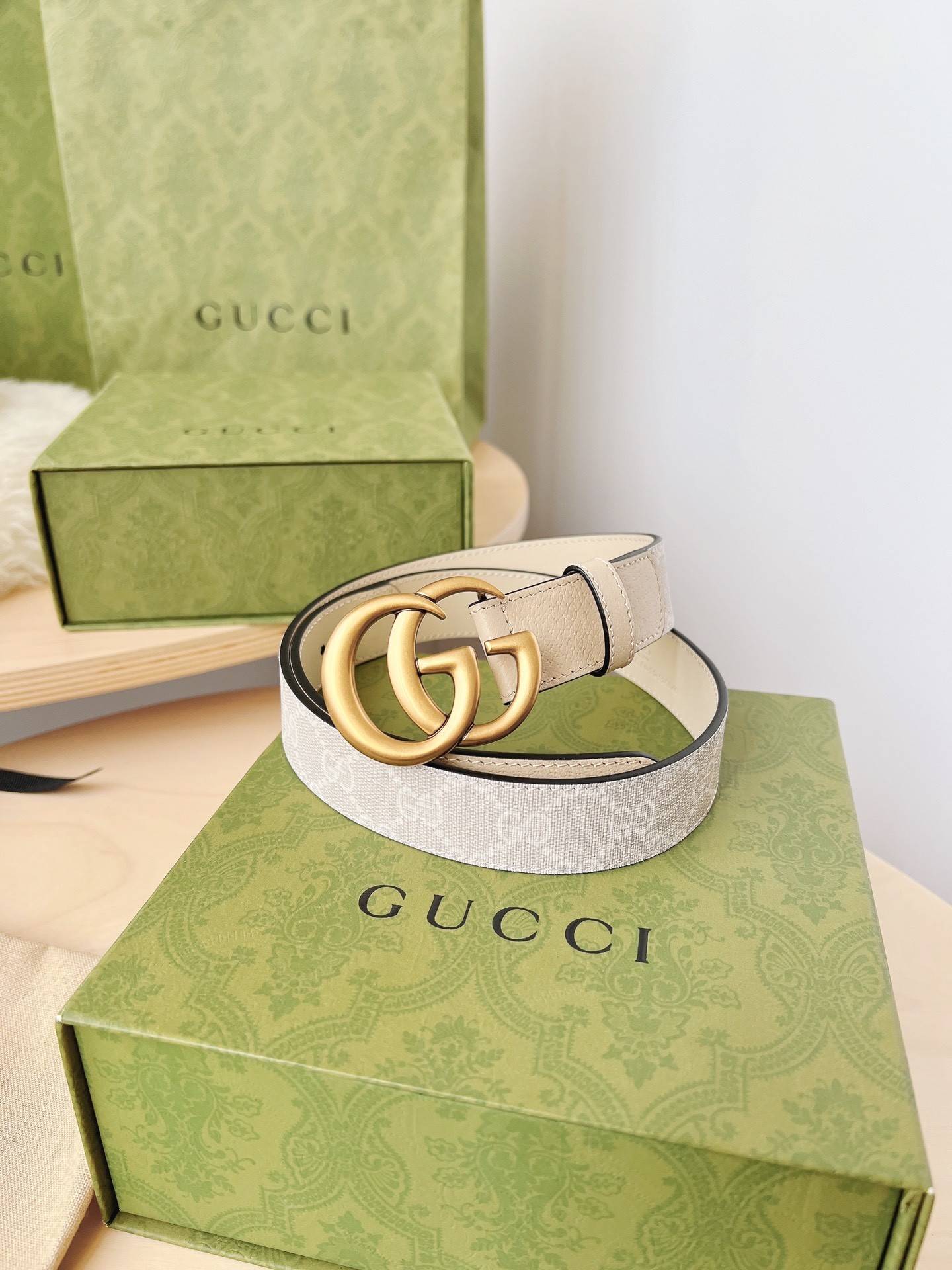 G*u*i  ladies  belt