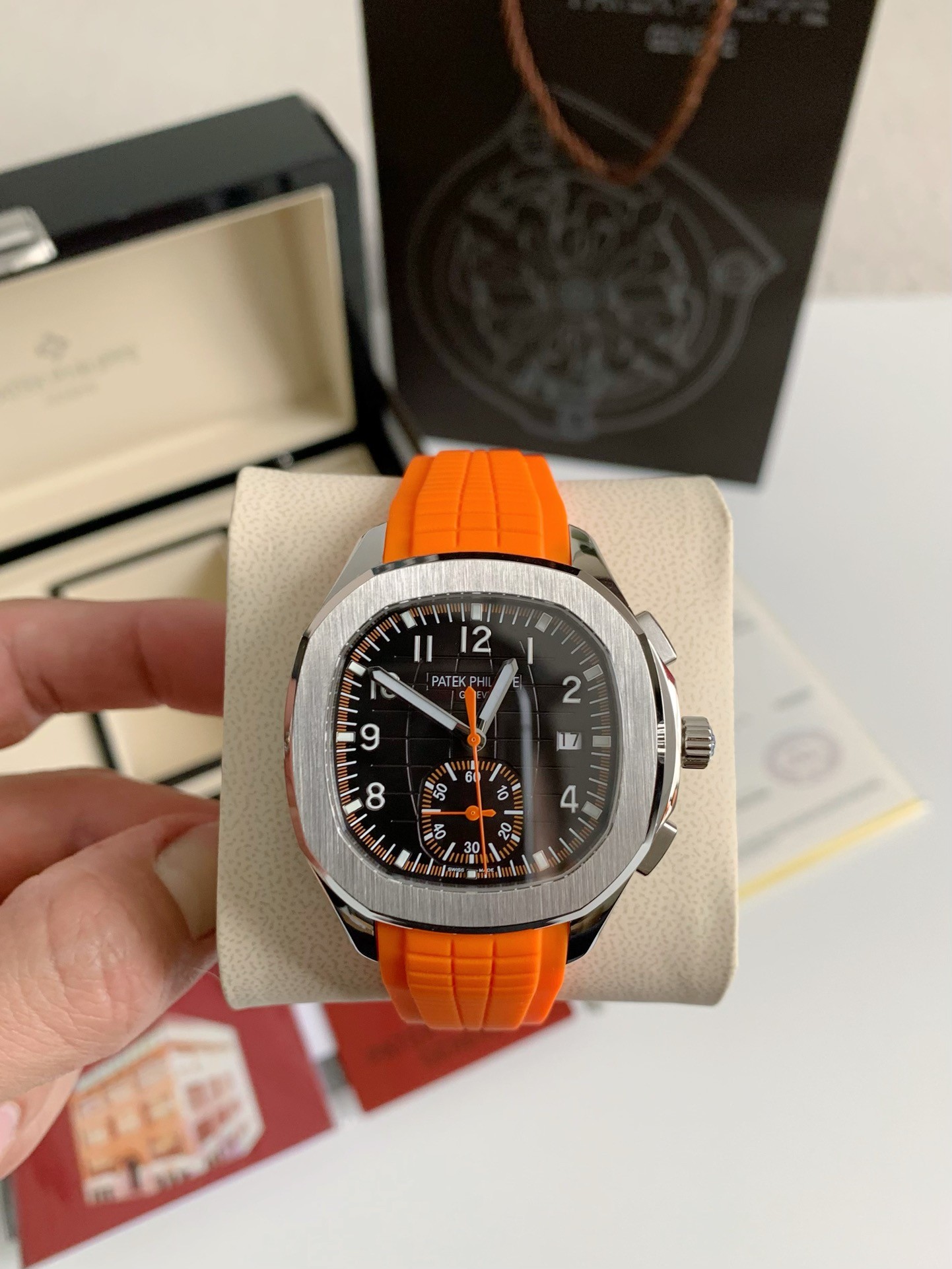 PATEK PHILIPPE AQUANAUT Series 120-meter waterproof wristwatc h, 42.2mm