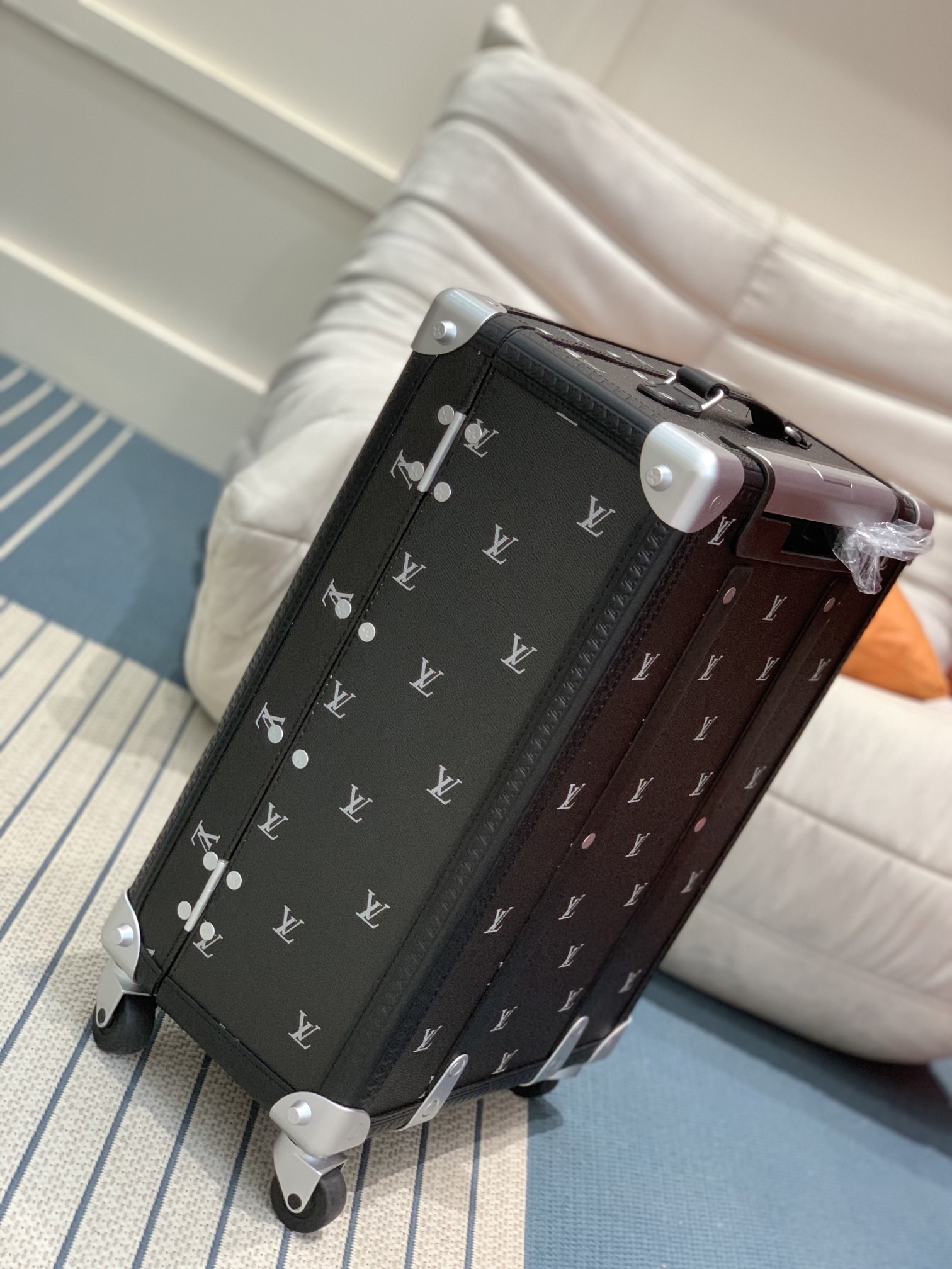 L*V M11067 RUNWAY Rolling Trunk