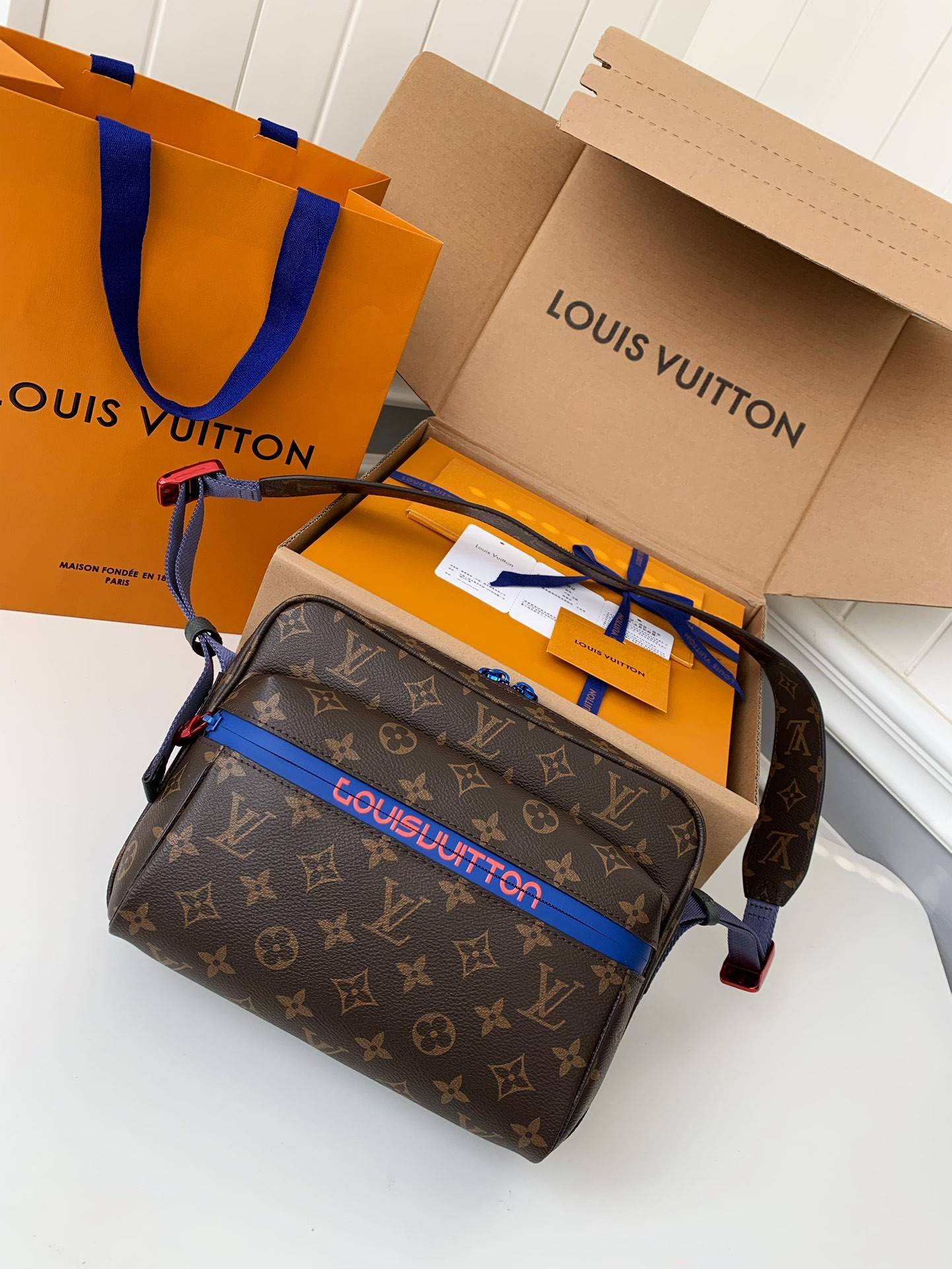 L*V Borsa Messenger Outdoor M43843，Size：26*20*10.5cm