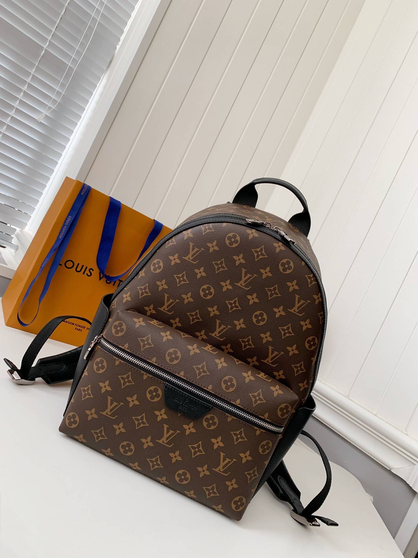 L*V DISCOVERY Small Backpack PM M46684 Size: 29 * 38 * 20cm