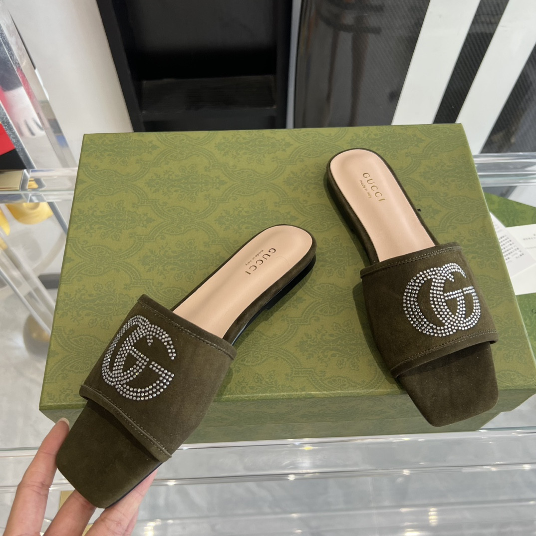 G*u*i slippers